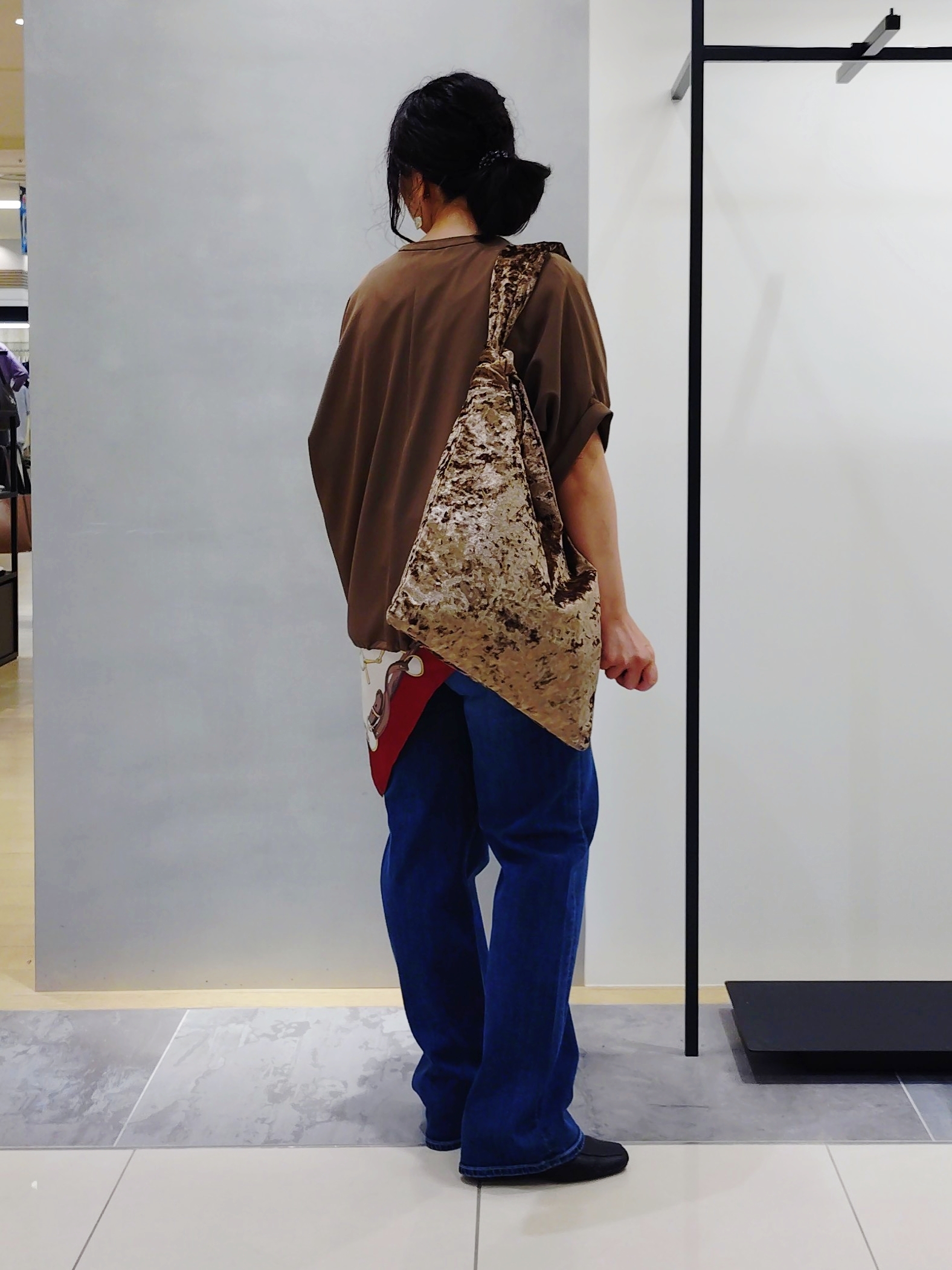 TOMOMIさんの「INDIVI｜【汗ジミ防止／接触冷感】裾レースドルマンTシャツ」を使ったコーディネート