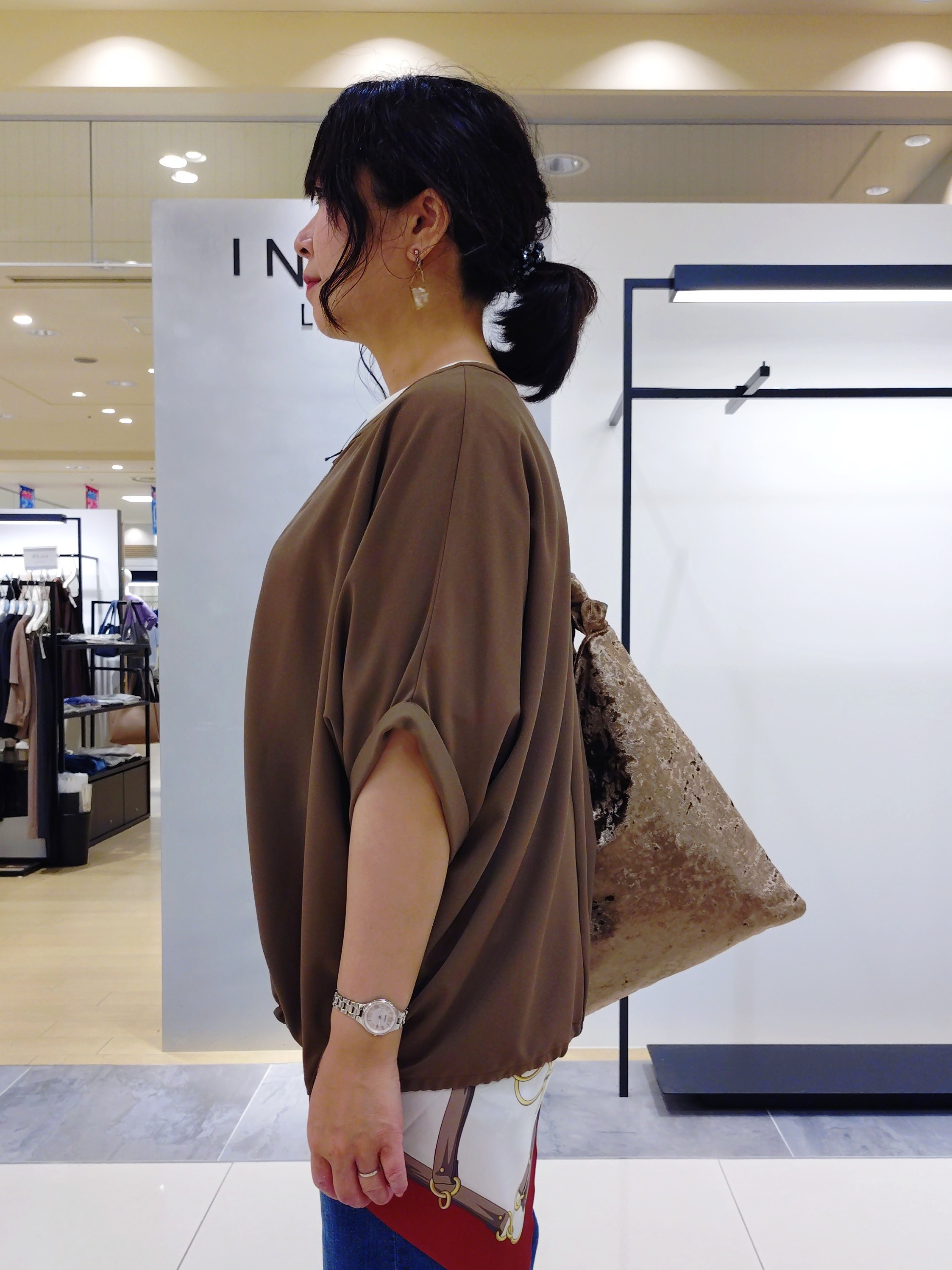TOMOMIさんの「INDIVI｜【汗ジミ防止／接触冷感】裾レースドルマンTシャツ」を使ったコーディネート