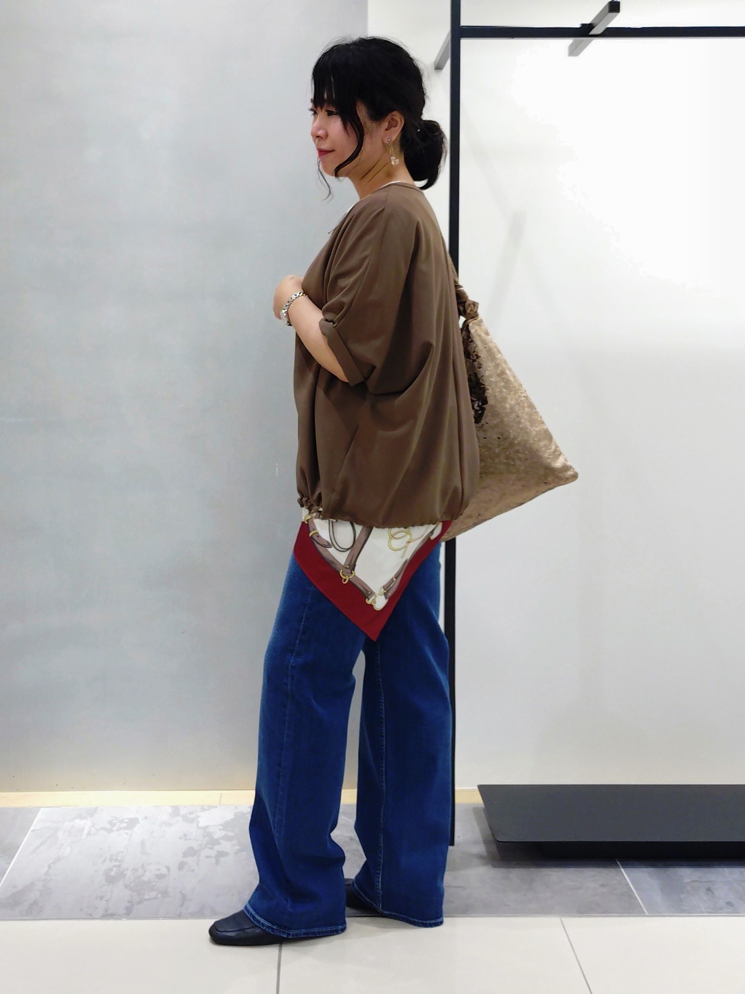 TOMOMIさんの「INDIVI｜【汗ジミ防止／接触冷感】裾レースドルマンTシャツ」を使ったコーディネート