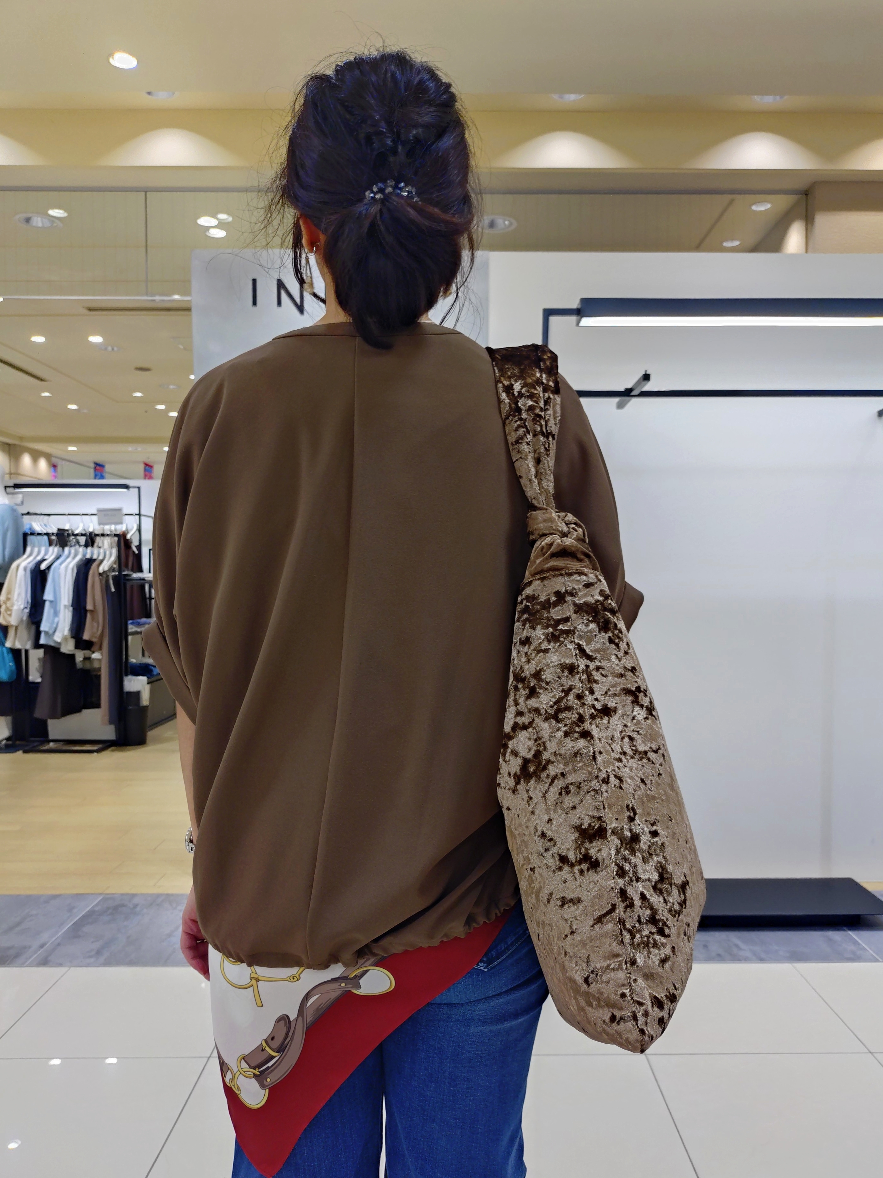 TOMOMIさんの「INDIVI｜【汗ジミ防止／接触冷感】裾レースドルマンTシャツ」を使ったコーディネート