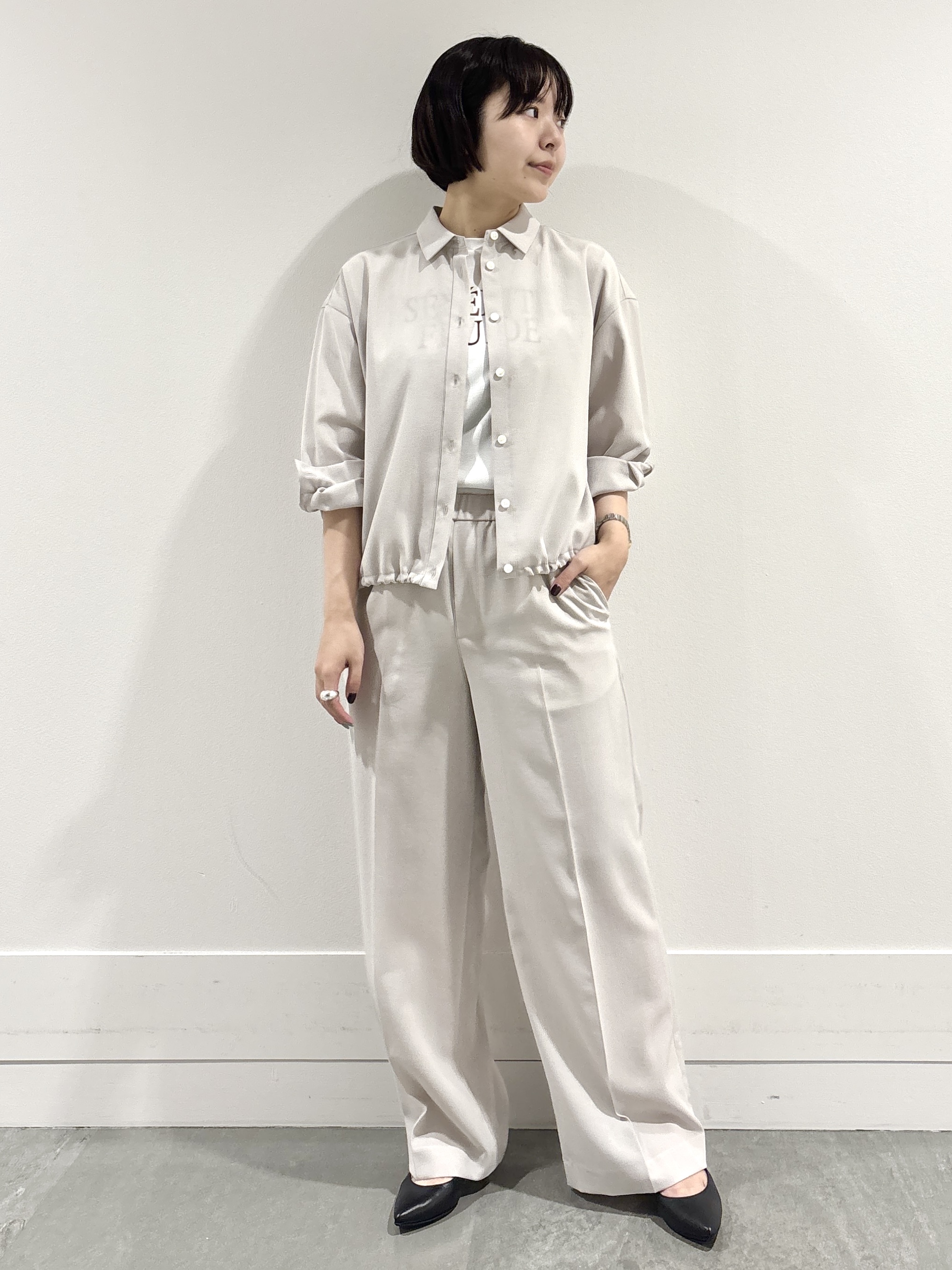 モエカさんの「UNTITLED｜【セットアップ可/UVカット/接触冷感】エアリークールドロストシャツ」を使ったコーディネート