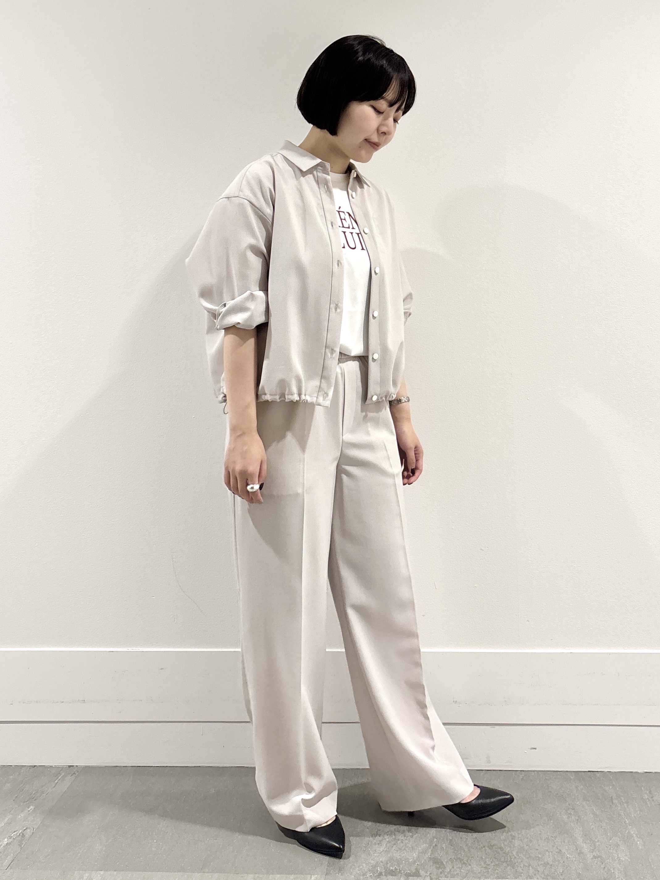 モエカさんの「UNTITLED｜【セットアップ可/UVカット/接触冷感】エアリークールドロストシャツ」を使ったコーディネート
