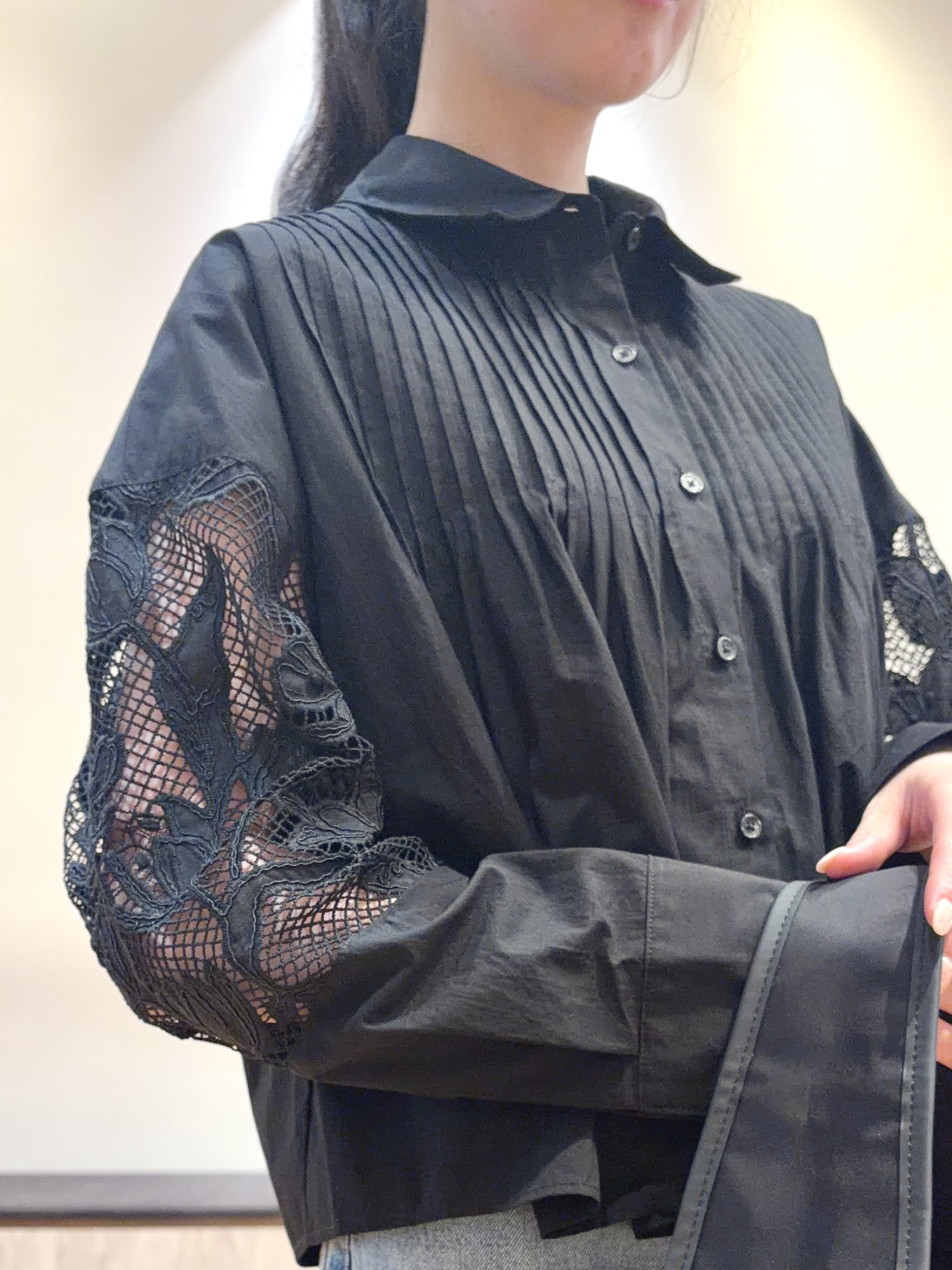pupiさんの「DRESSTERIOR｜【着映え】レーススリーブ ピンタック クロップドシャツ」を使ったコーディネート