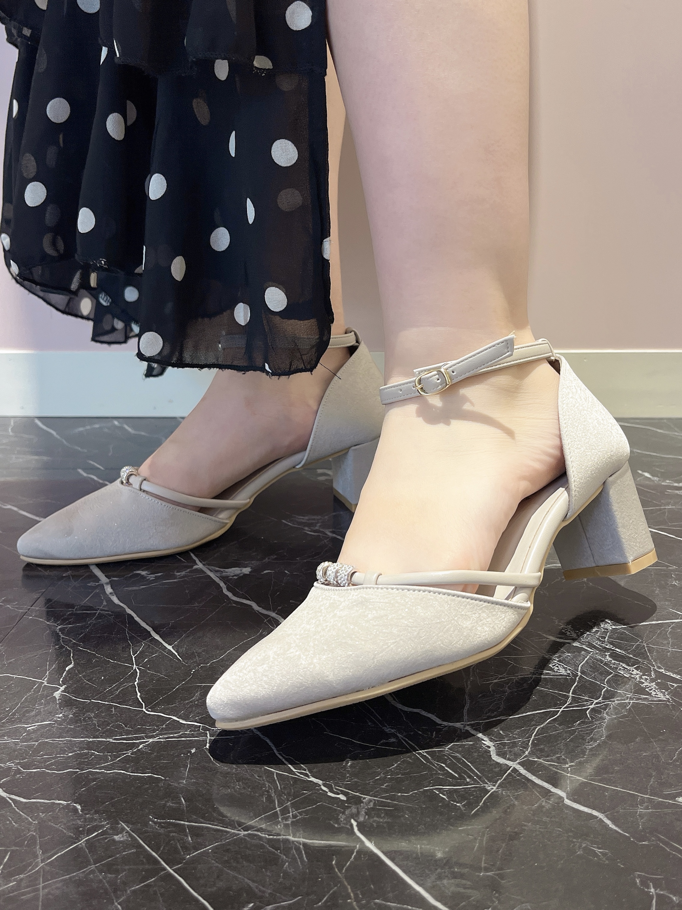 このかさんの「ESPERANZA｜ジュエルセパレートパンプス」を使ったコーディネート