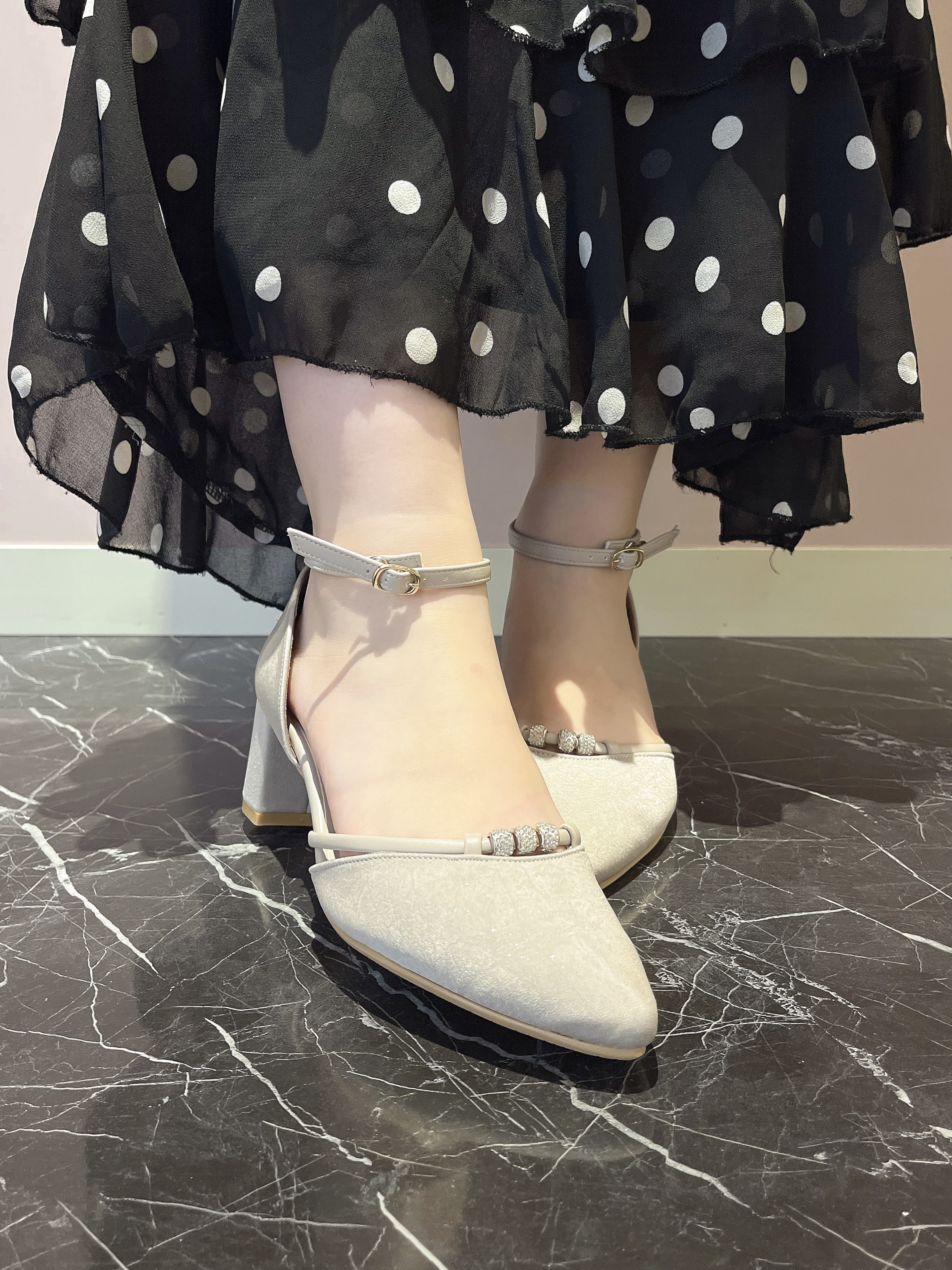 このかさんの「ESPERANZA｜ジュエルセパレートパンプス」を使ったコーディネート