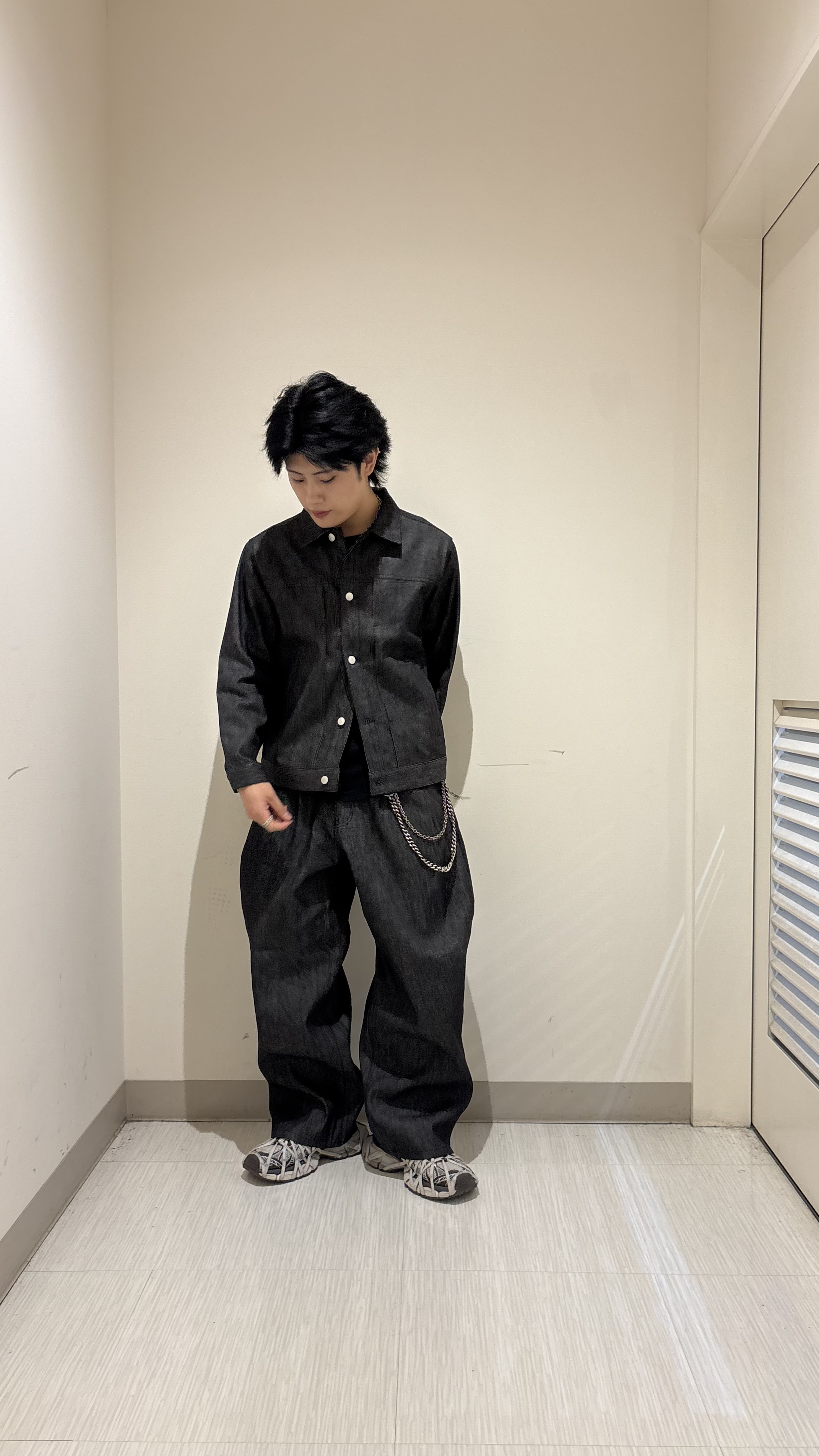 辻一樹さんの「tk.TAKEO KIKUCHI｜【色褪せしにくいデニム/セットアップ対応可】Comfy Fadeless Denim Seriesデ」を使ったコーディネート