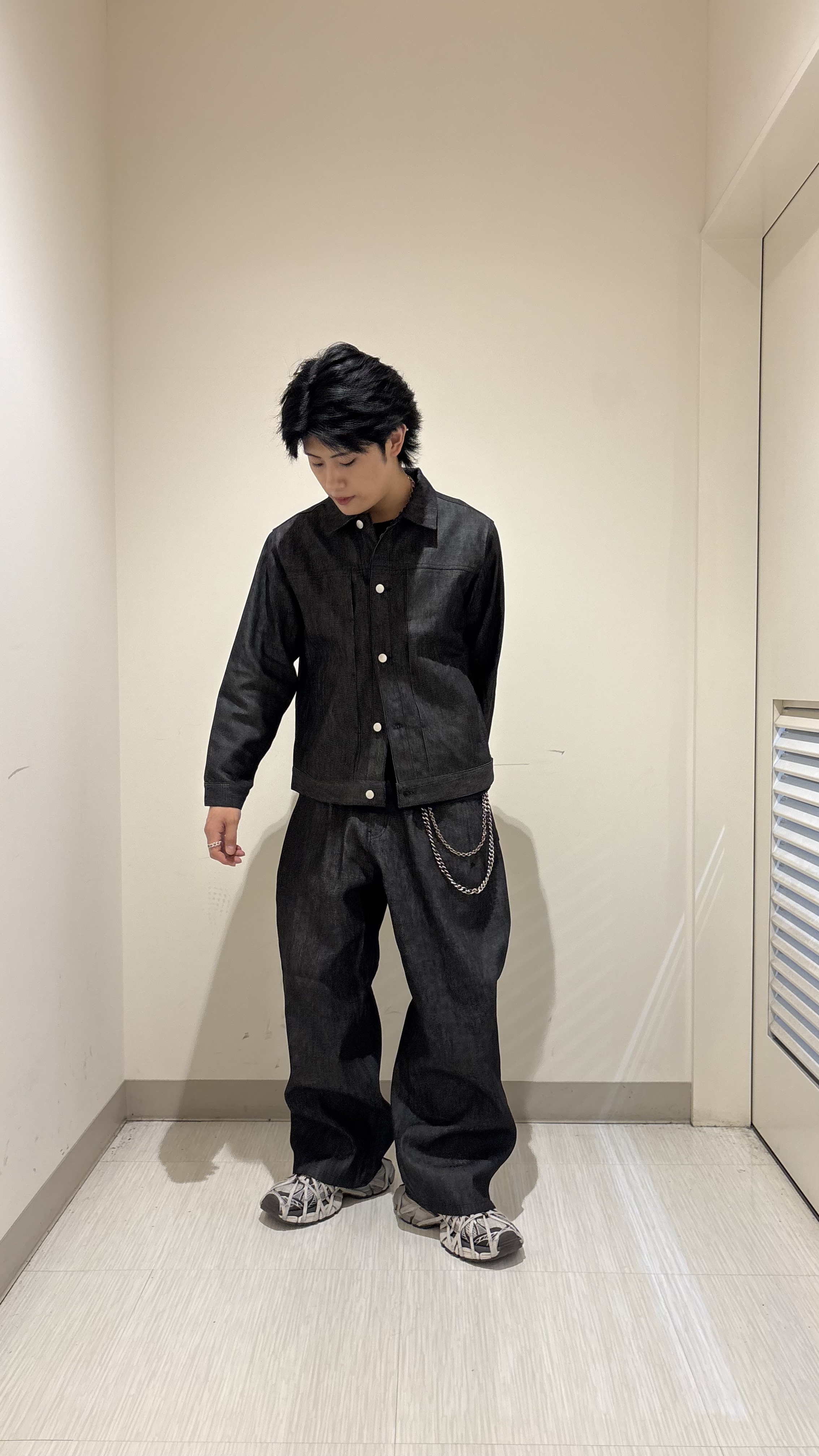 辻一樹さんの「tk.TAKEO KIKUCHI｜【色褪せしにくいデニム/セットアップ対応可】Comfy Fadeless Denim Seriesデ」を使ったコーディネート