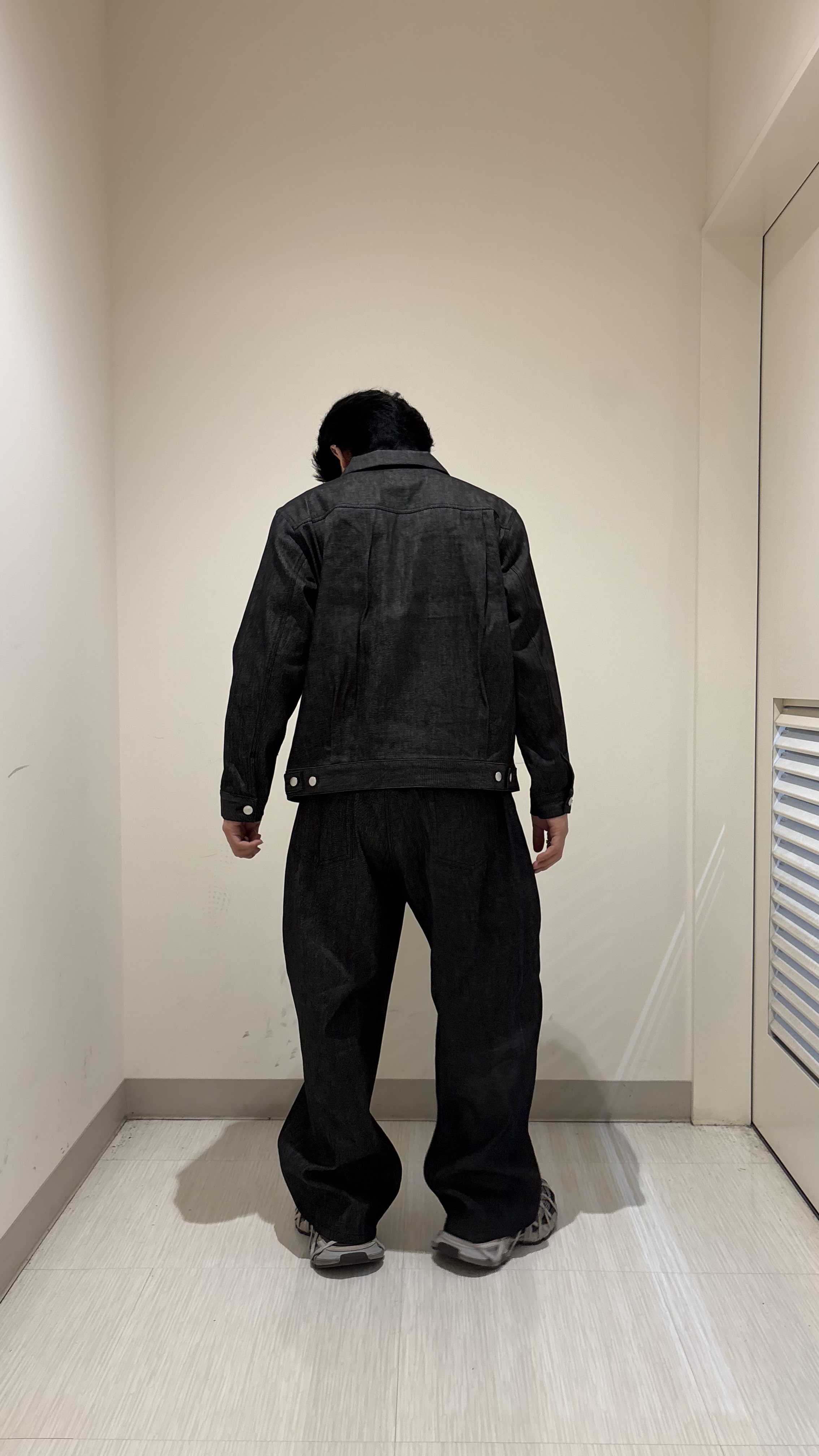 辻一樹さんの「tk.TAKEO KIKUCHI｜【色褪せしにくいデニム/セットアップ対応可】Comfy Fadeless Denim Seriesデ」を使ったコーディネート