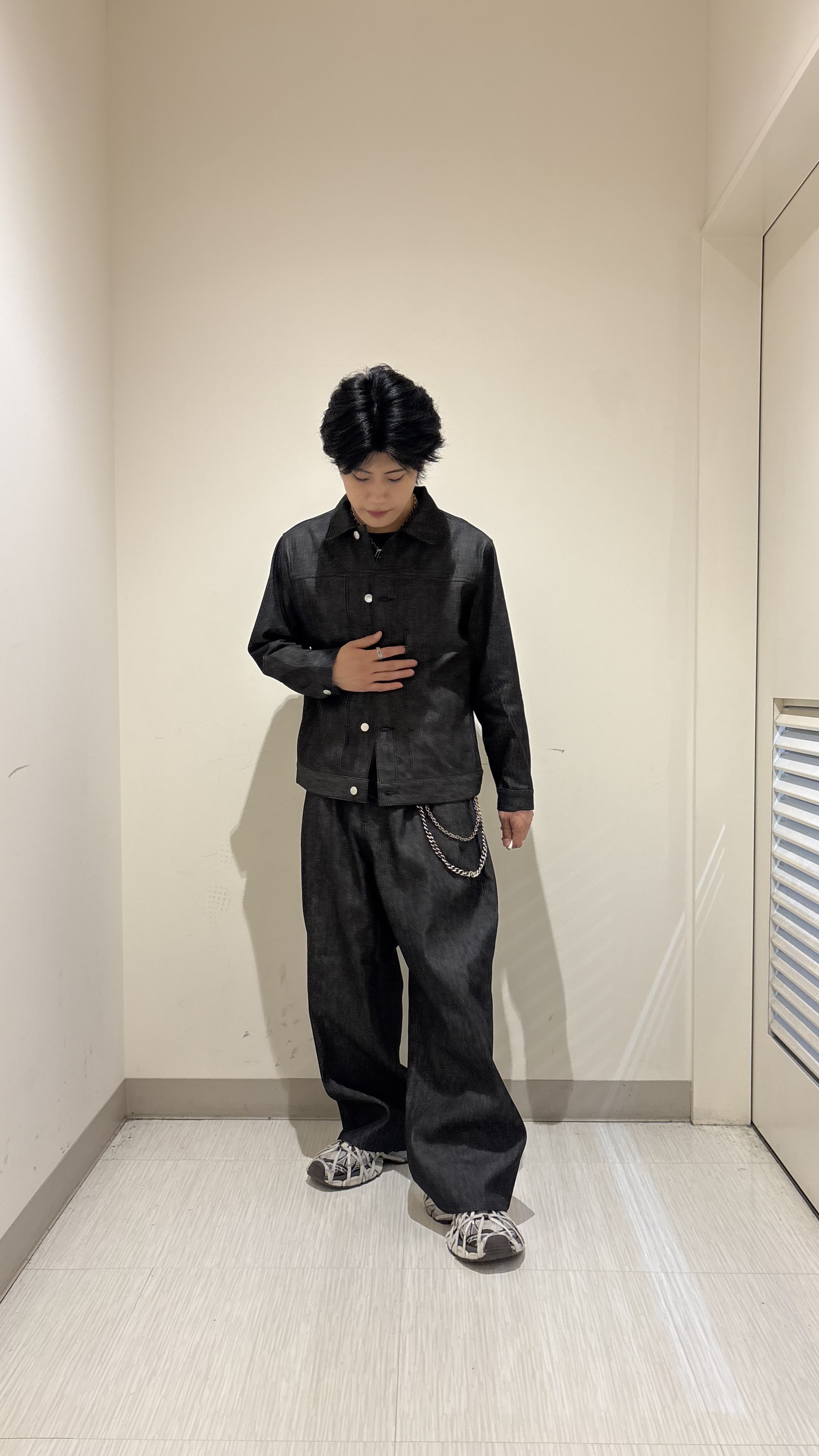 辻一樹さんの「tk.TAKEO KIKUCHI｜【色褪せしにくいデニム/セットアップ対応可】Comfy Fadeless Denim Seriesデ」を使ったコーディネート