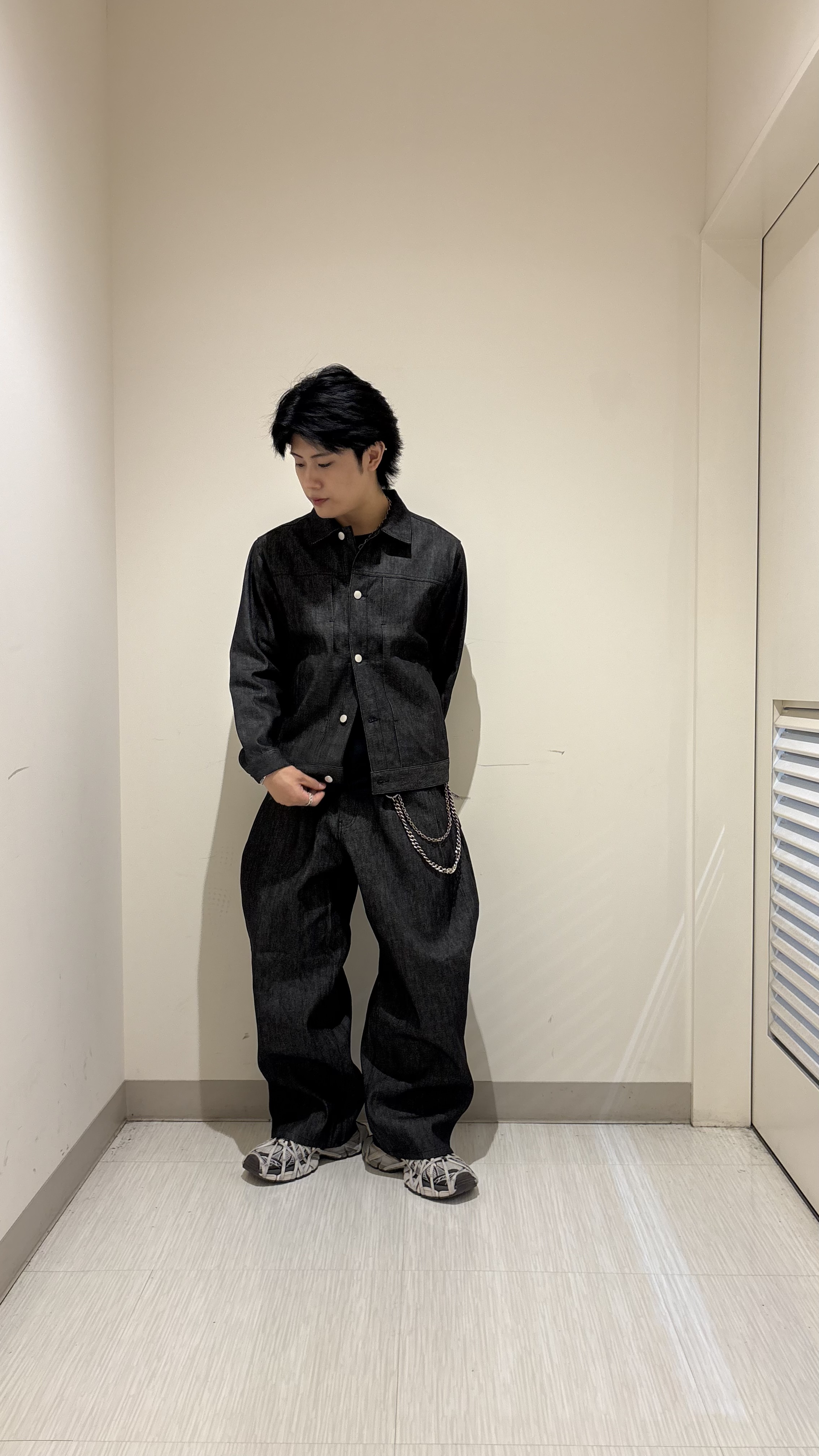 辻一樹さんの「tk.TAKEO KIKUCHI｜【色褪せしにくいデニム/セットアップ対応可】Comfy Fadeless Denim Seriesデ」を使ったコーディネート