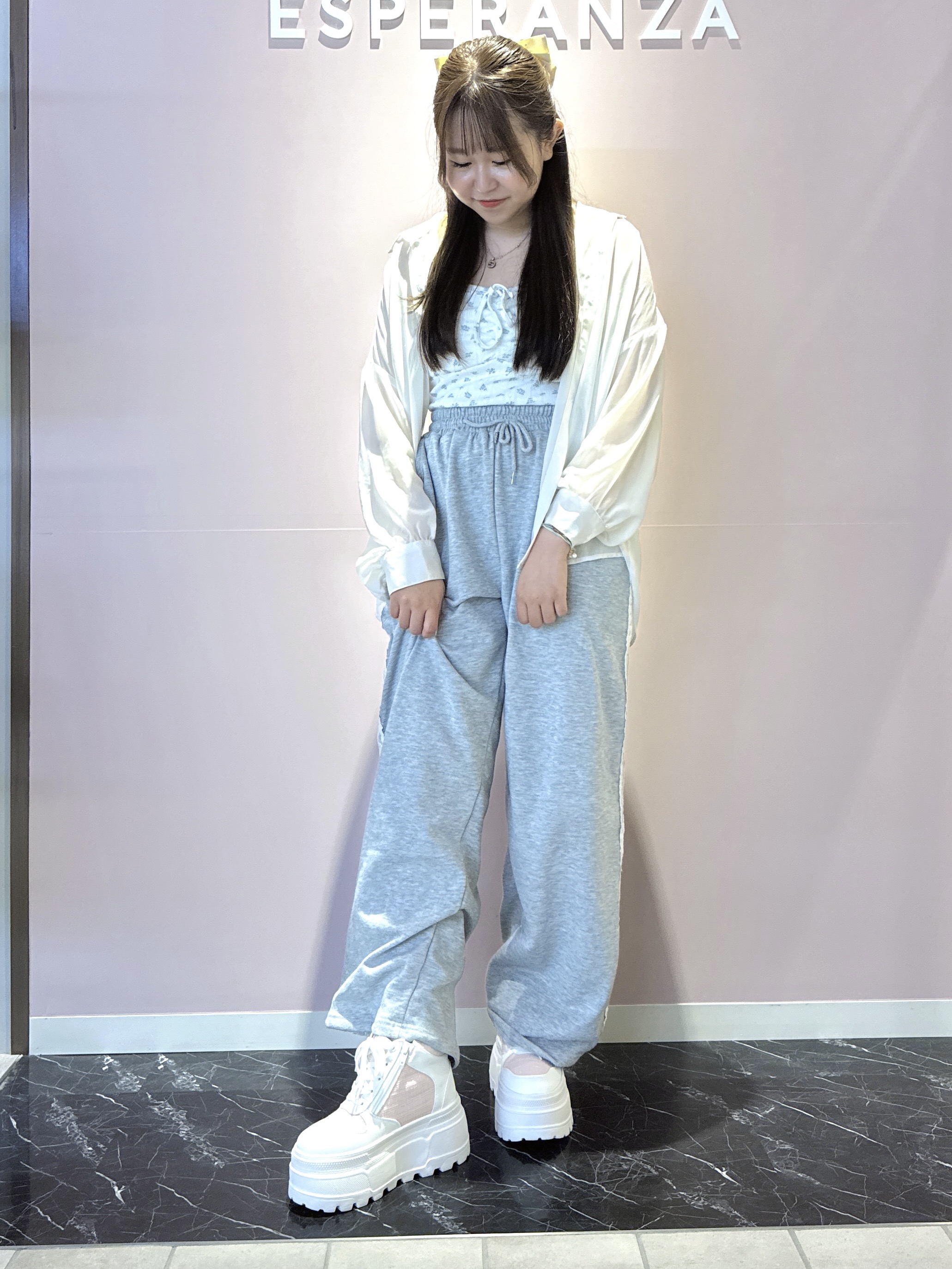 neinaさんの「ESPERANZA｜ラインストーンロゴハイカットスニーカー」を使ったコーディネート
