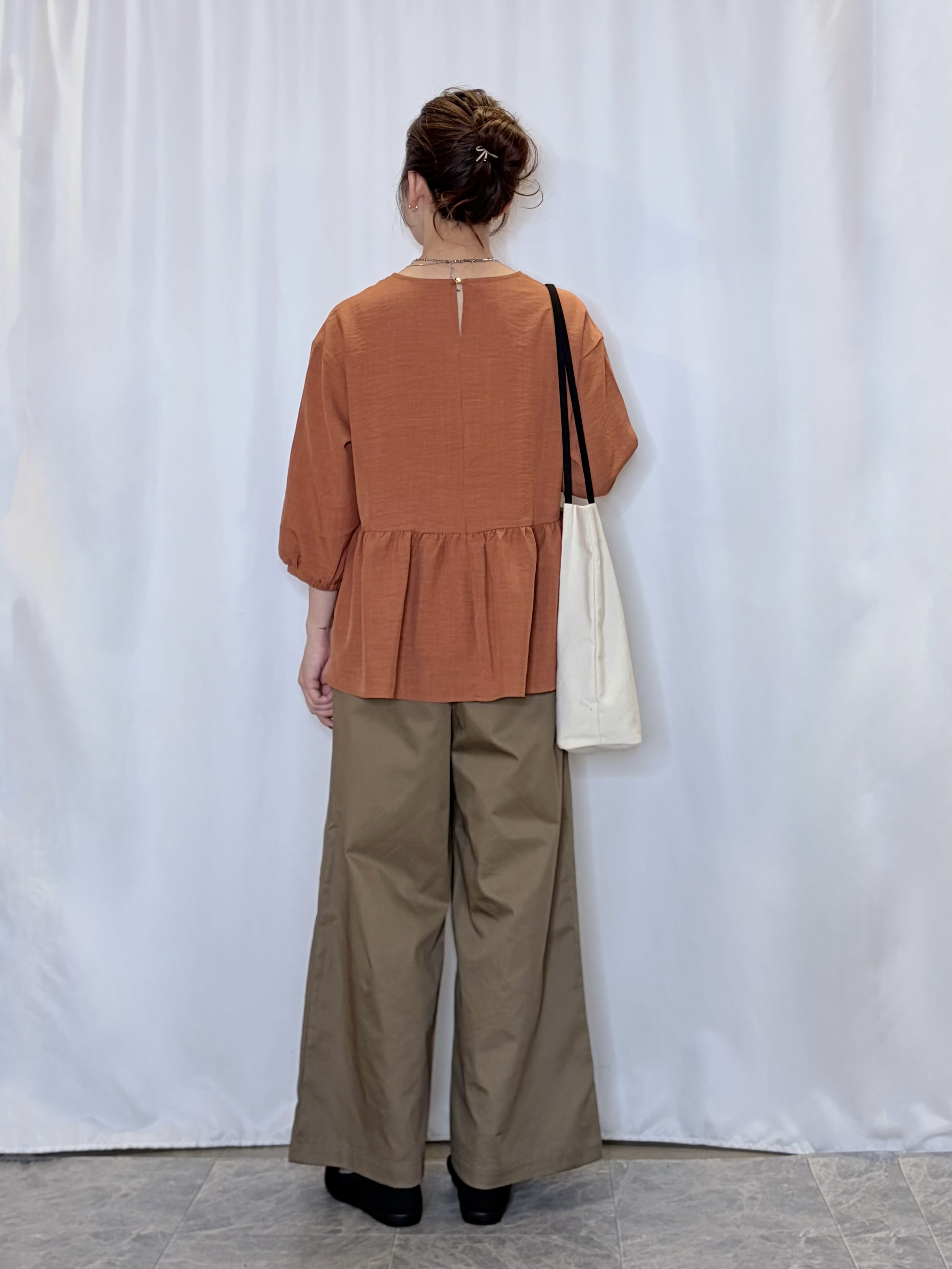 おうめさんの「SHOO･LA･RUE｜【洗濯機可/S-LL】ナチュラルな着こなしに。綿混タックチノワイドパンツ」を使ったコーディネート