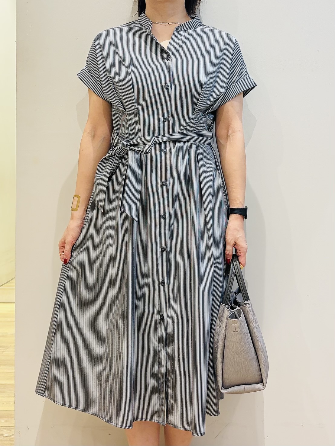 YUKOさんの「index｜【接触冷感／UV】ストライプタックシャツワンピース《洗濯機OK》」を使ったコーディネート