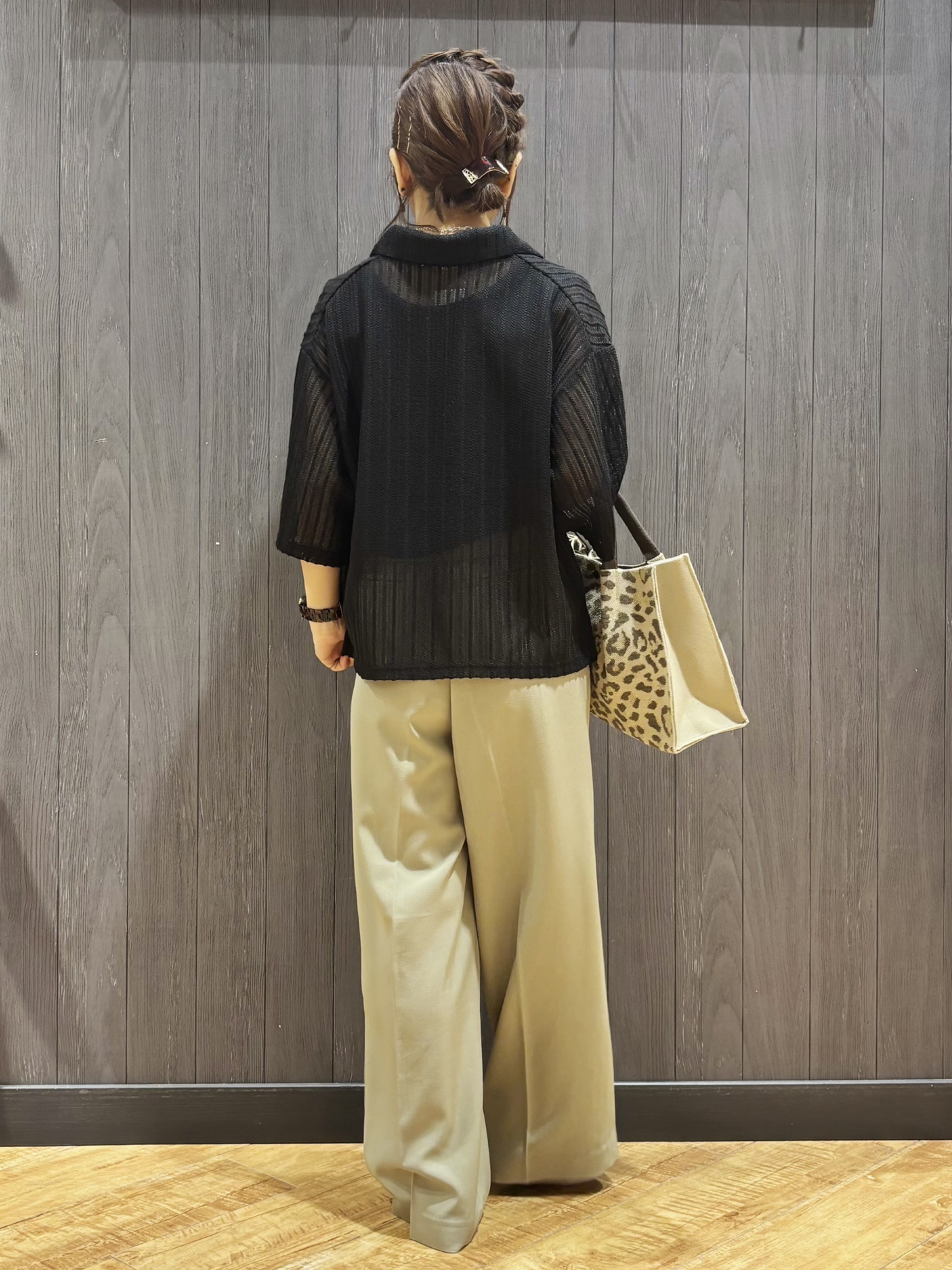 meiさんの「SHOO･LA･RUE｜【洗濯機可/S-LL】軽やかで涼しげな 透かしレース風前開きシャツ」を使ったコーディネート