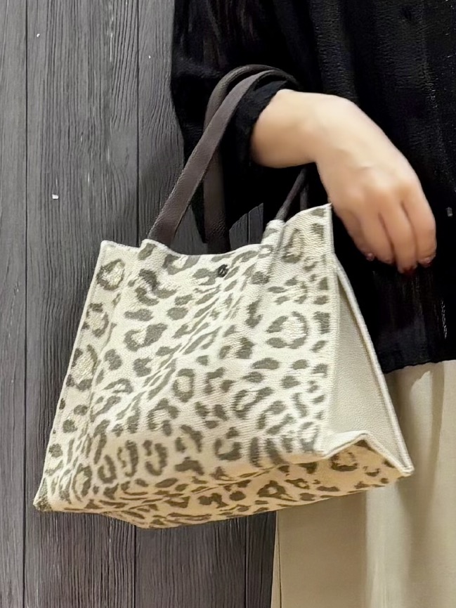 meiさんの「SHOO･LA･RUE｜【洗濯機可/S-LL】軽やかで涼しげな 透かしレース風前開きシャツ」を使ったコーディネート