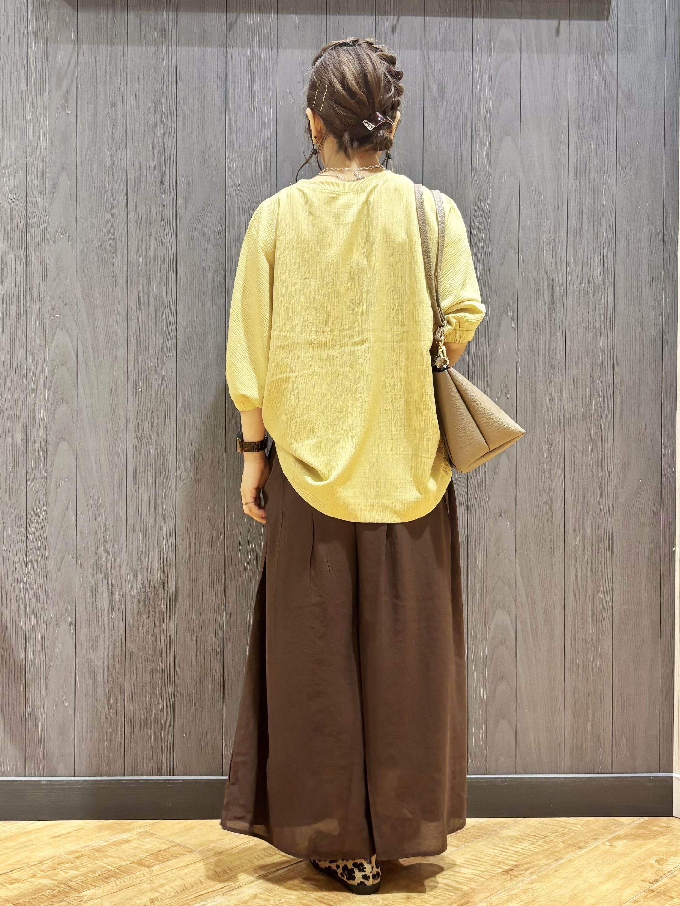 meiさんの「SHOO･LA･RUE｜【インせず着られる/洗濯後しわになりにくい】しぼしぼドルマンブラウス」を使ったコーディネート