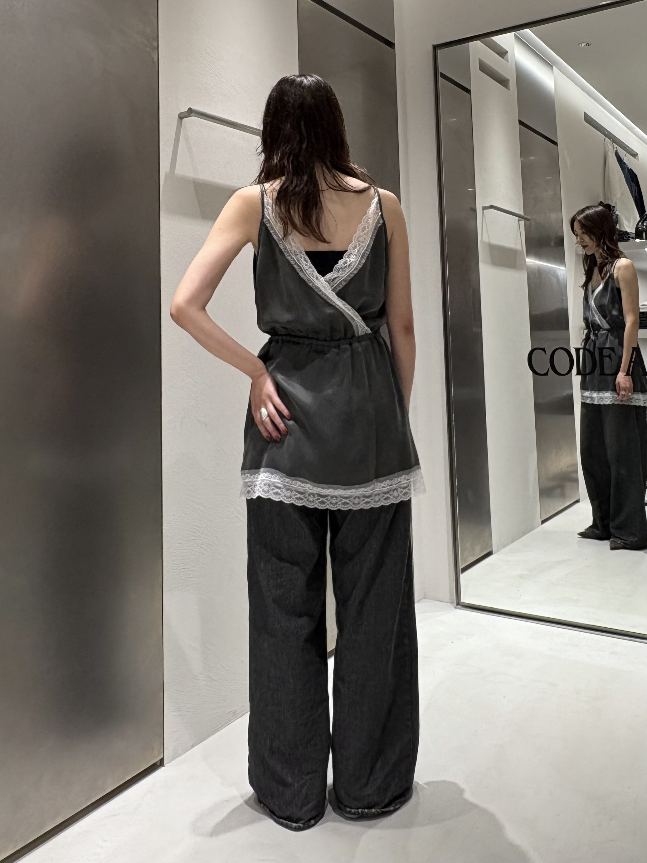 iwamiさんの「CODE A｜lace trim slip dress」を使ったコーディネート