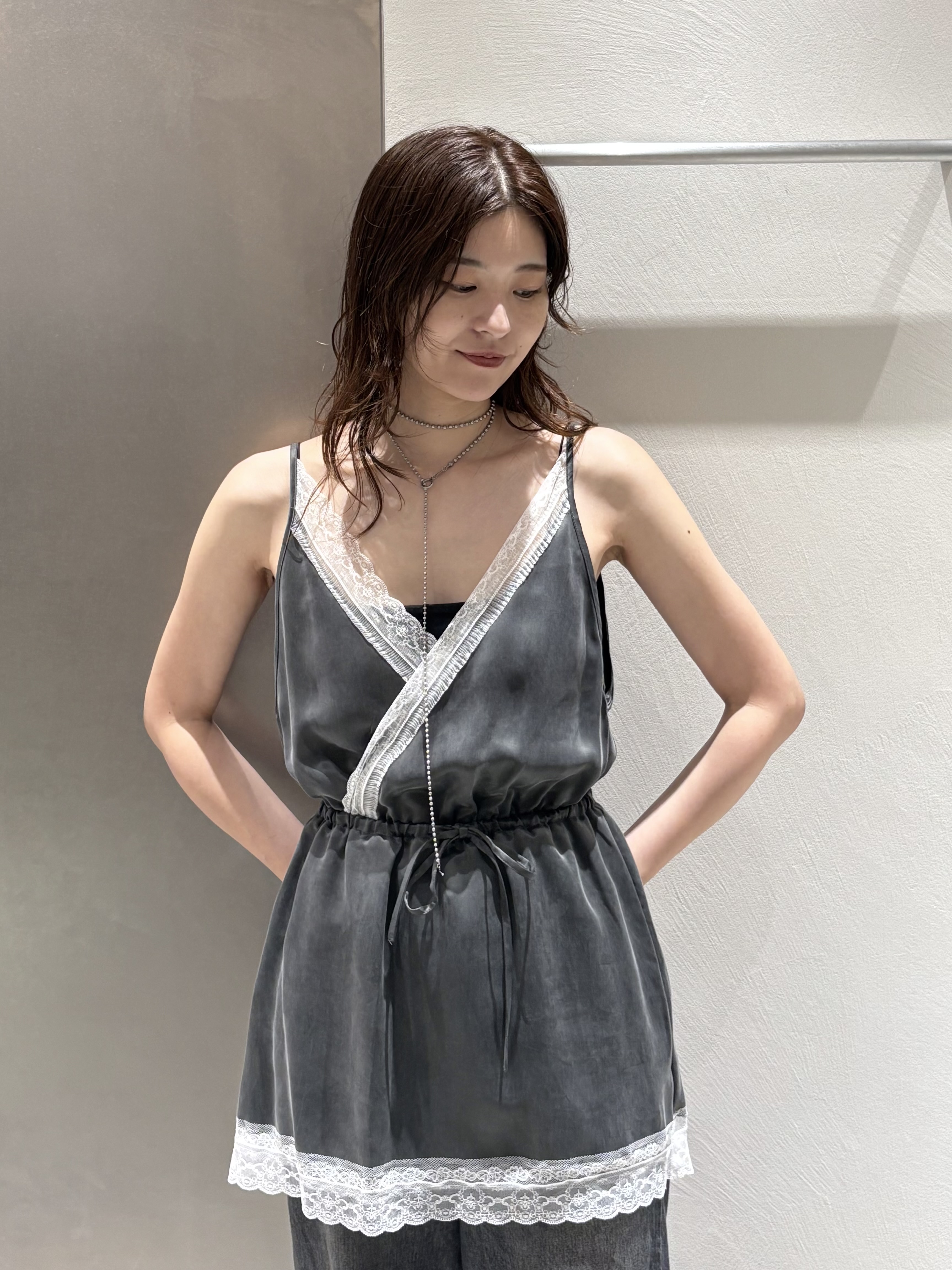 iwamiさんの「CODE A｜lace trim slip dress」を使ったコーディネート