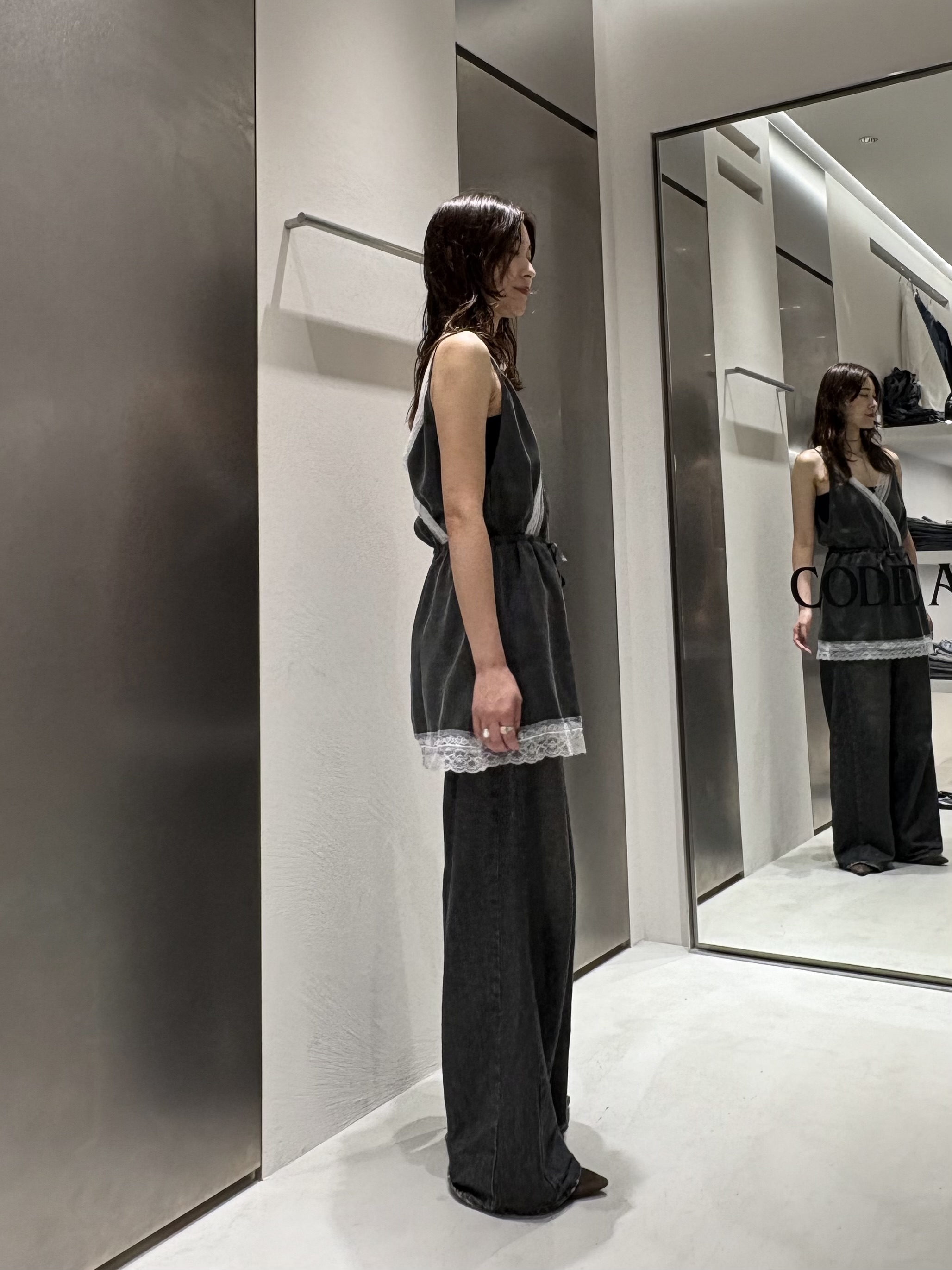 iwamiさんの「CODE A｜lace trim slip dress」を使ったコーディネート