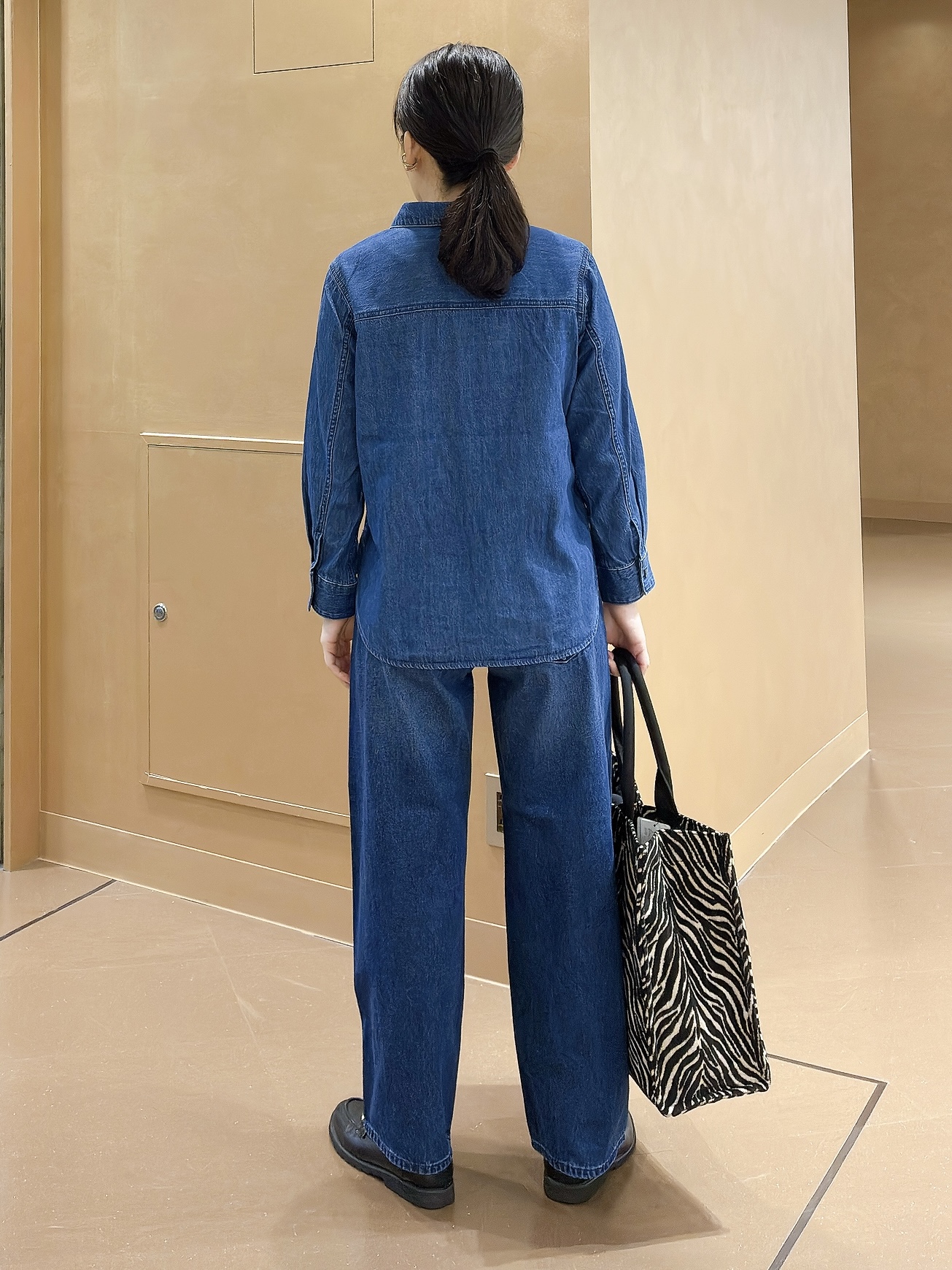 hattoriさんの「INDIVI｜【新作登場！】カーブシルエットデニム」を使ったコーディネート