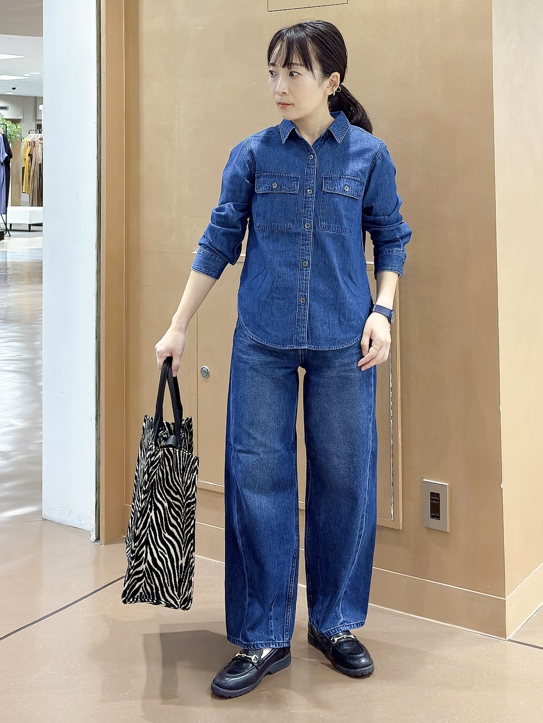 hattoriさんの「INDIVI｜【新作登場！】カーブシルエットデニム」を使ったコーディネート