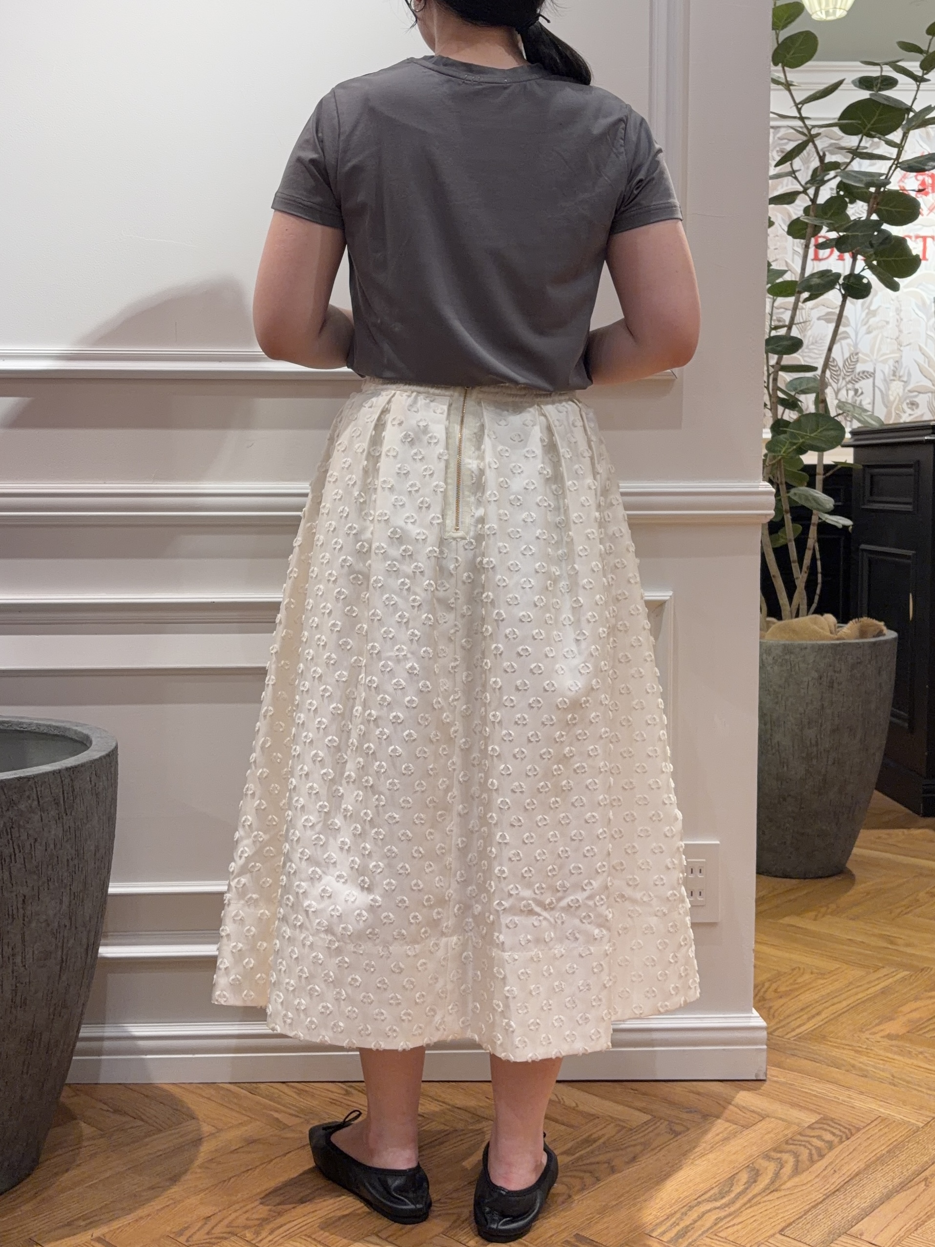SAKAIさんの「DRESSTERIOR｜【立体ロゴ】フロッキーロゴプリントTシャツ」を使ったコーディネート