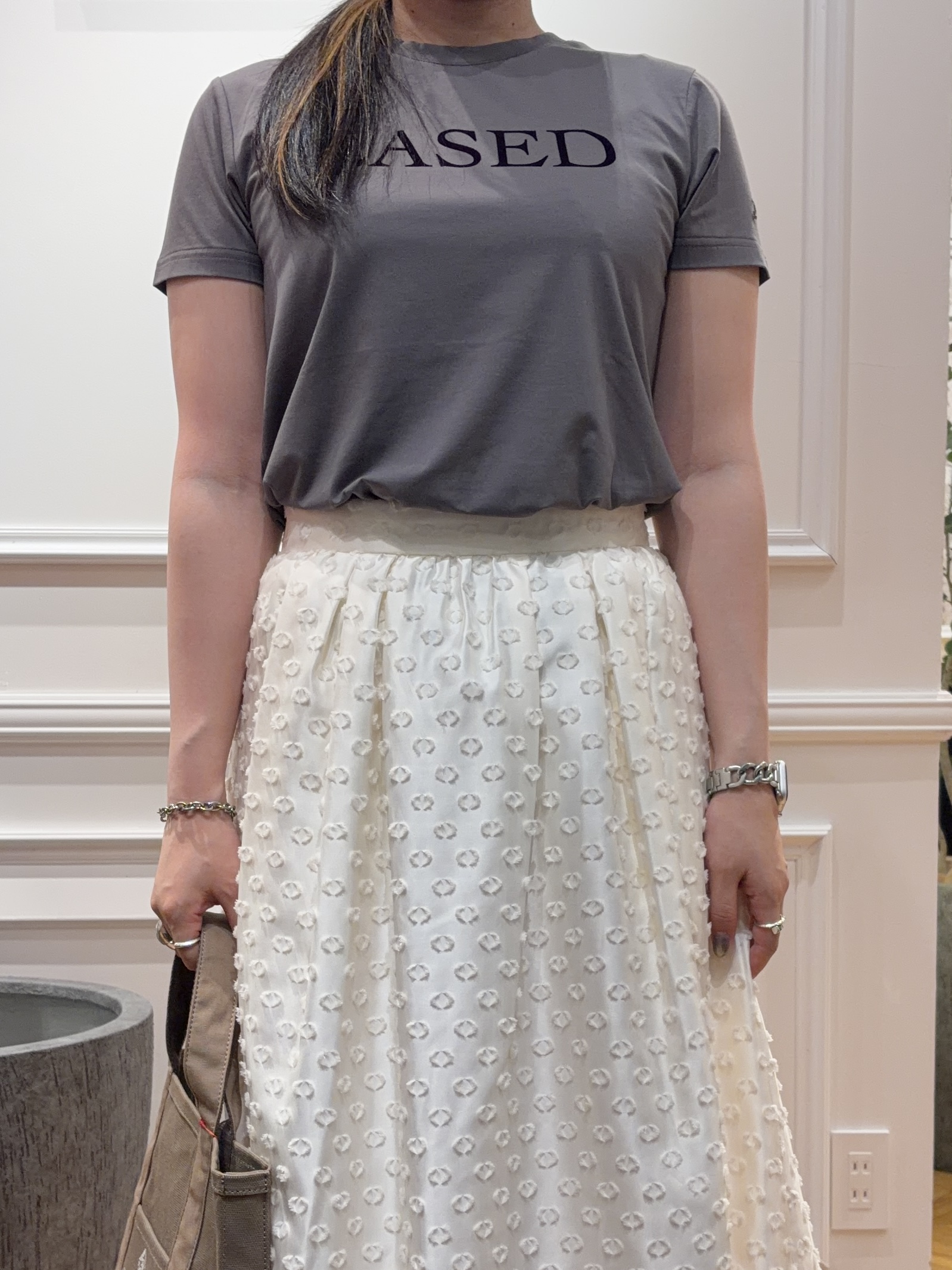 SAKAIさんの「DRESSTERIOR｜【立体ロゴ】フロッキーロゴプリントTシャツ」を使ったコーディネート