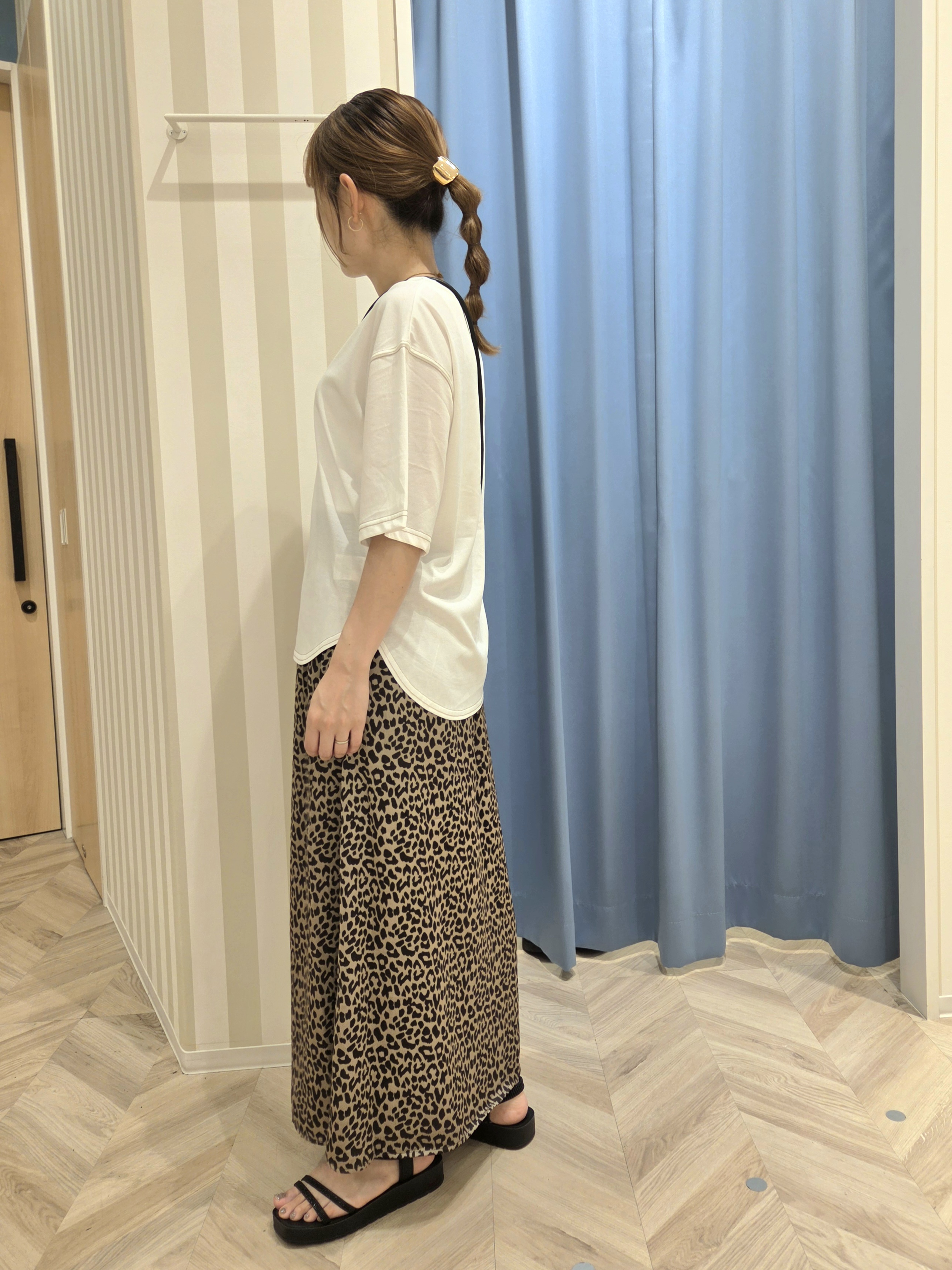 Ikumiさんの「SHOO･LA･RUE｜【S-LL/体型カバー】インせず着られる 配色ステッチ 5分袖ロゴTシャツ」を使ったコーディネート
