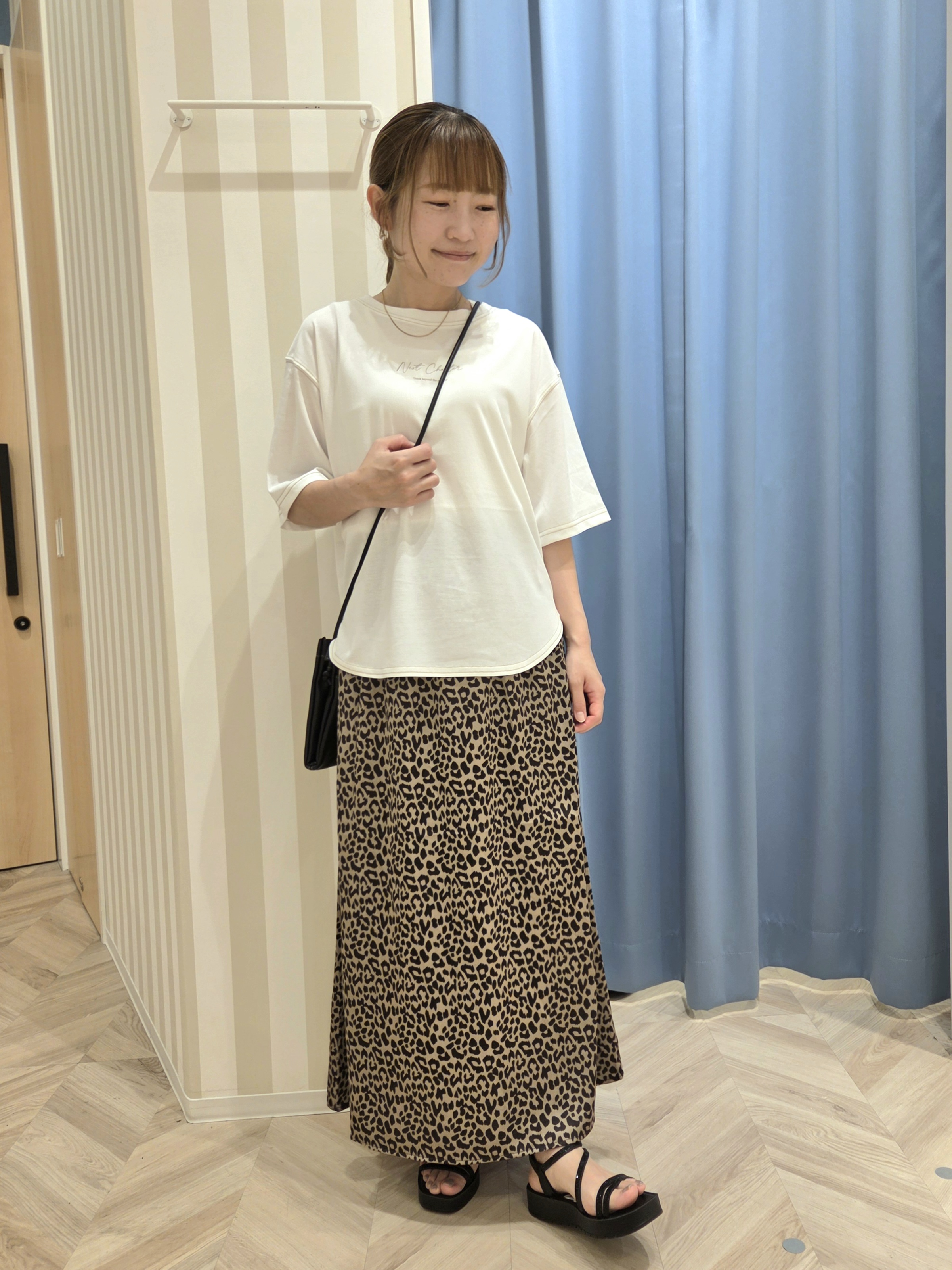 Ikumiさんの「SHOO･LA･RUE｜【S-LL/体型カバー】インせず着られる 配色ステッチ 5分袖ロゴTシャツ」を使ったコーディネート