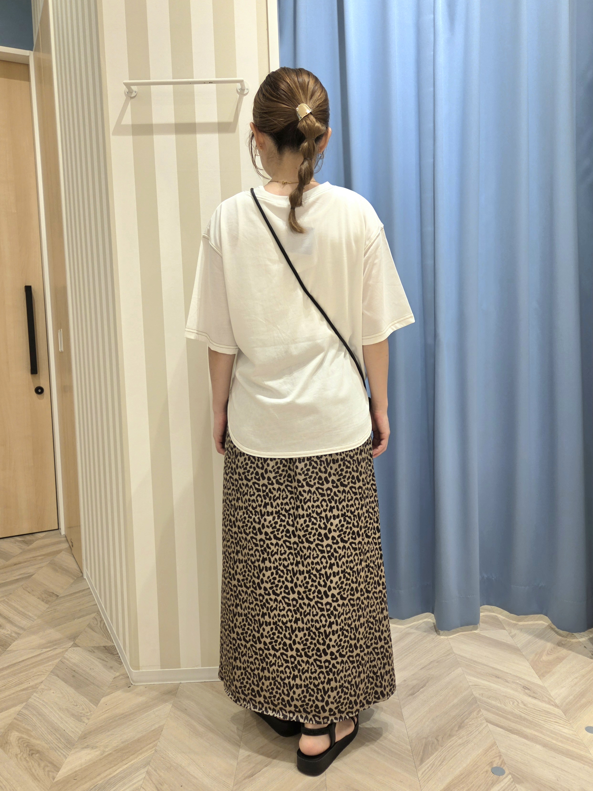 Ikumiさんの「SHOO･LA･RUE｜【S-LL/体型カバー】インせず着られる 配色ステッチ 5分袖ロゴTシャツ」を使ったコーディネート