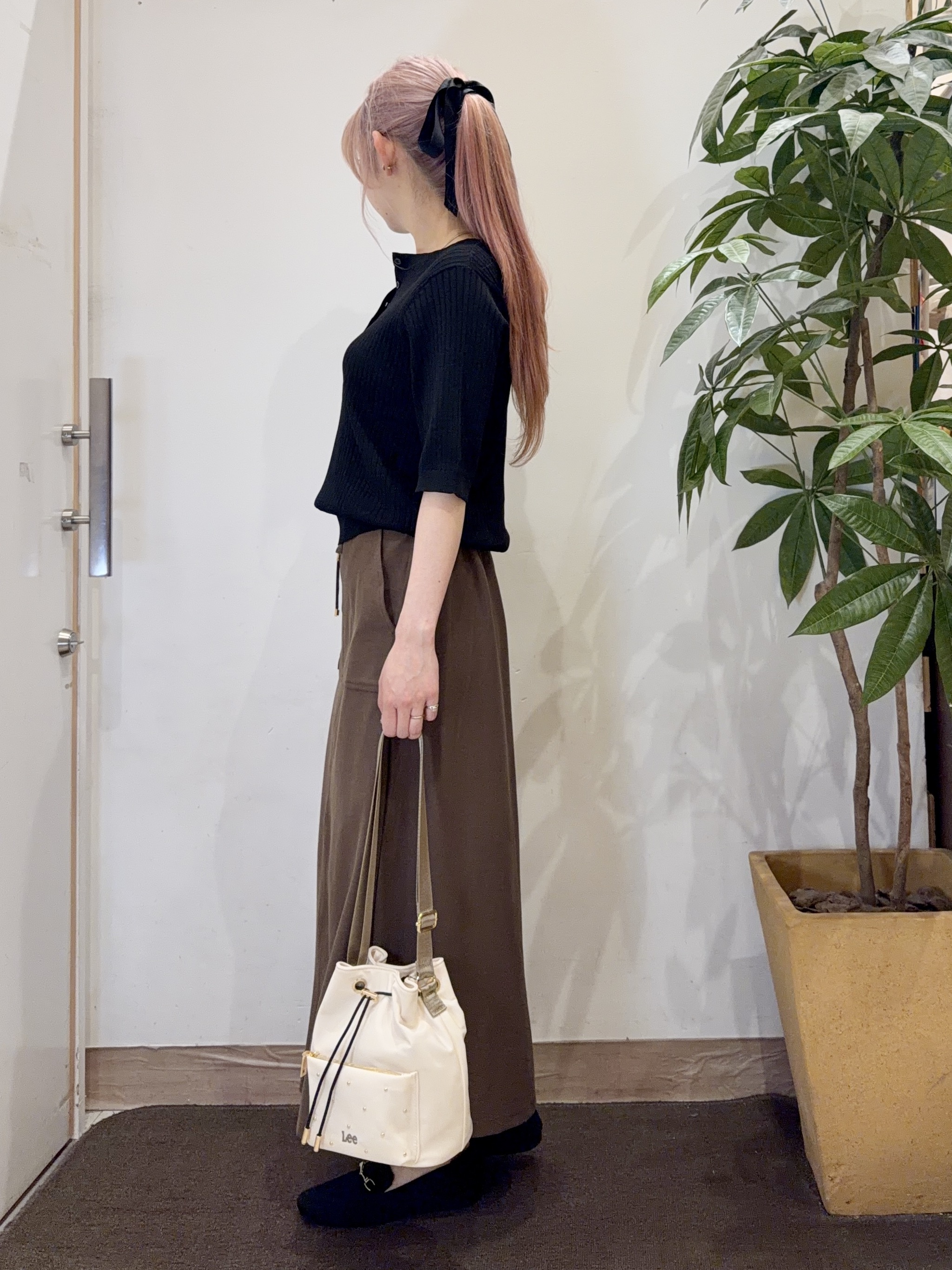 AYUMIさんの「SHOO･LA･RUE｜【S-LL】抜け感ある着こなしに ヘンリーネック リブニット」を使ったコーディネート