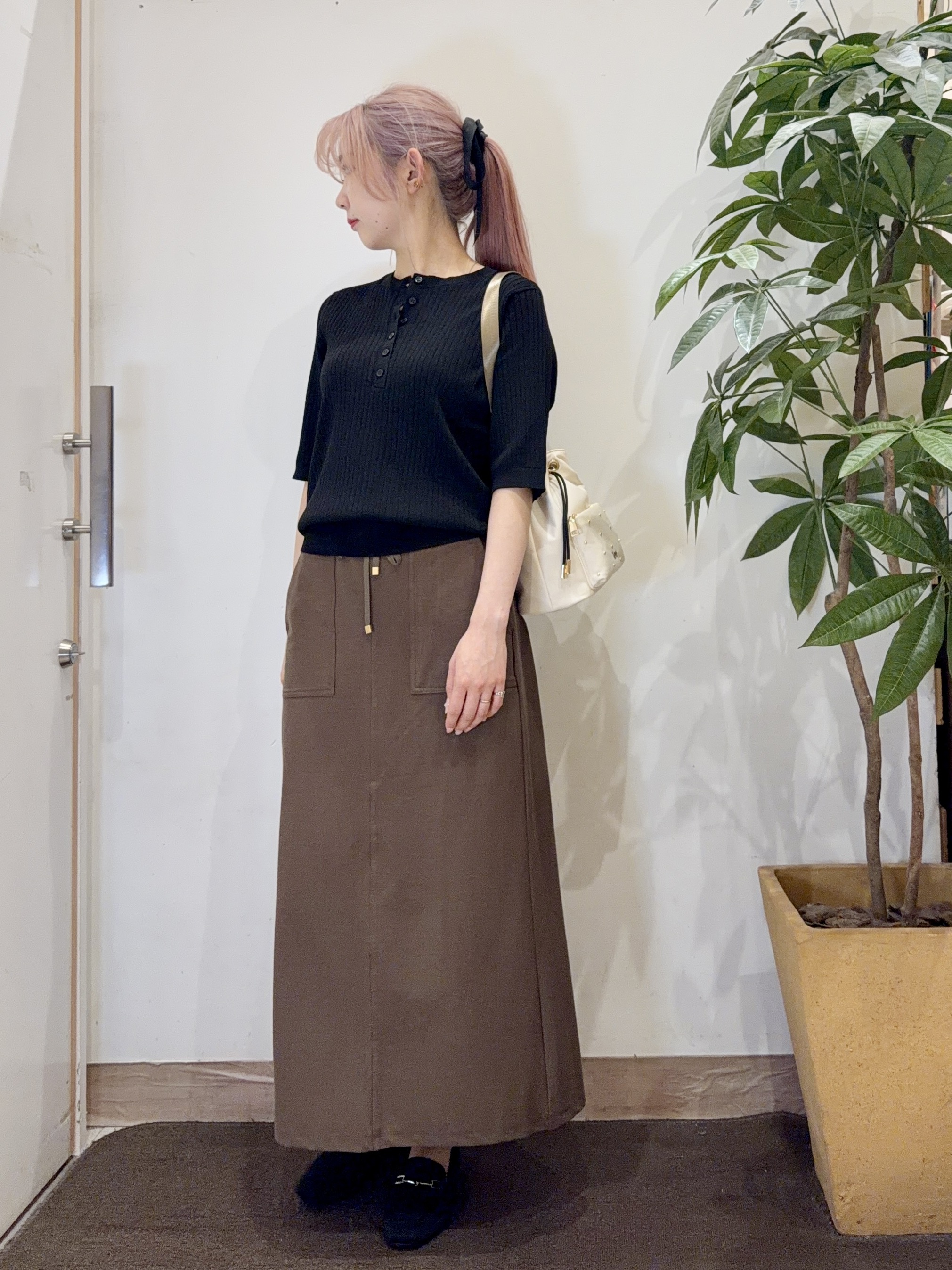 AYUMIさんの「SHOO･LA･RUE｜【S-LL】抜け感ある着こなしに ヘンリーネック リブニット」を使ったコーディネート