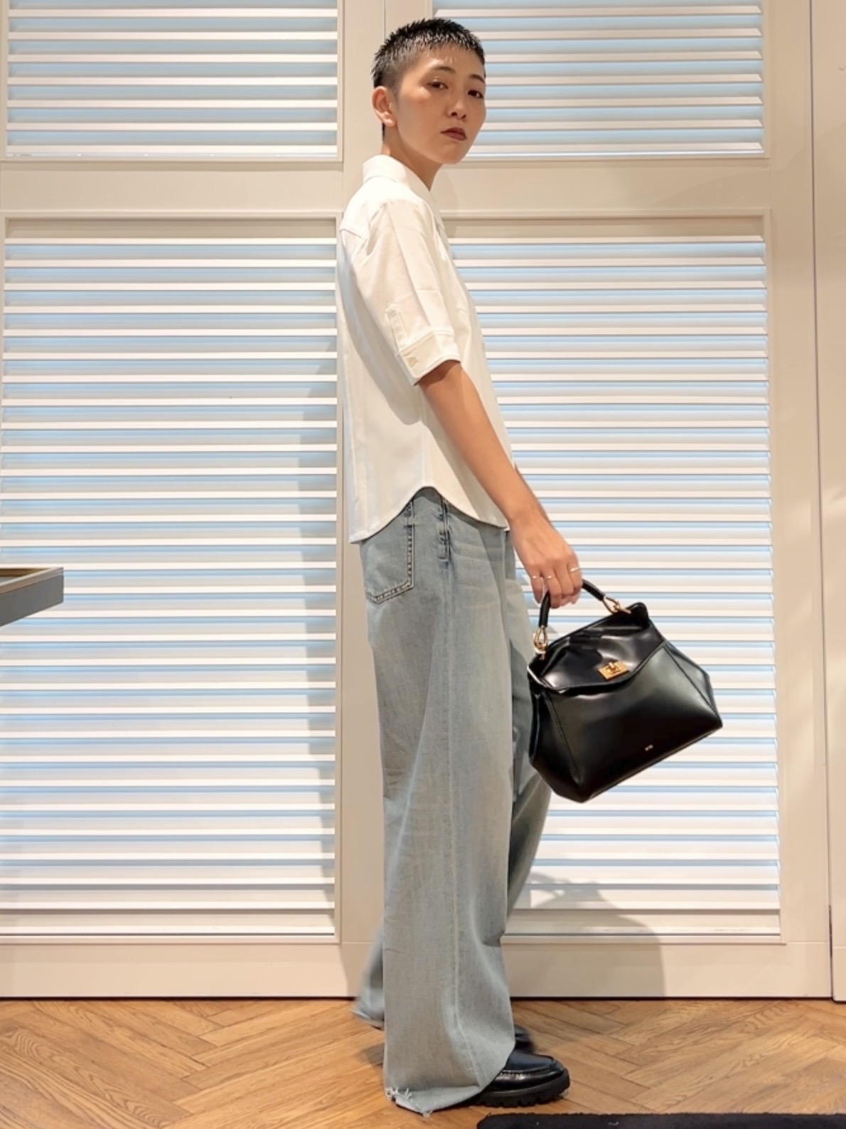 OCHIAIさんの「DRESSTERIOR｜センタープレスストレートデニム」を使ったコーディネート