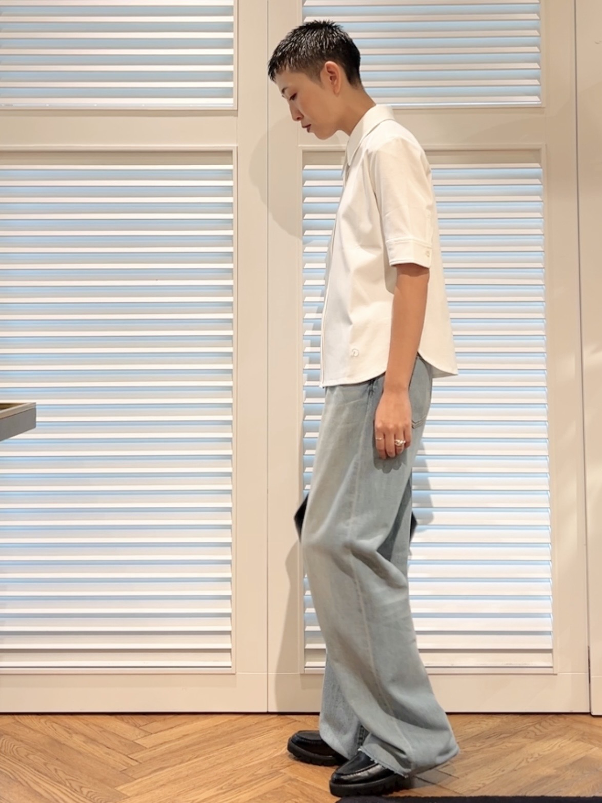 OCHIAIさんの「DRESSTERIOR｜センタープレスストレートデニム」を使ったコーディネート