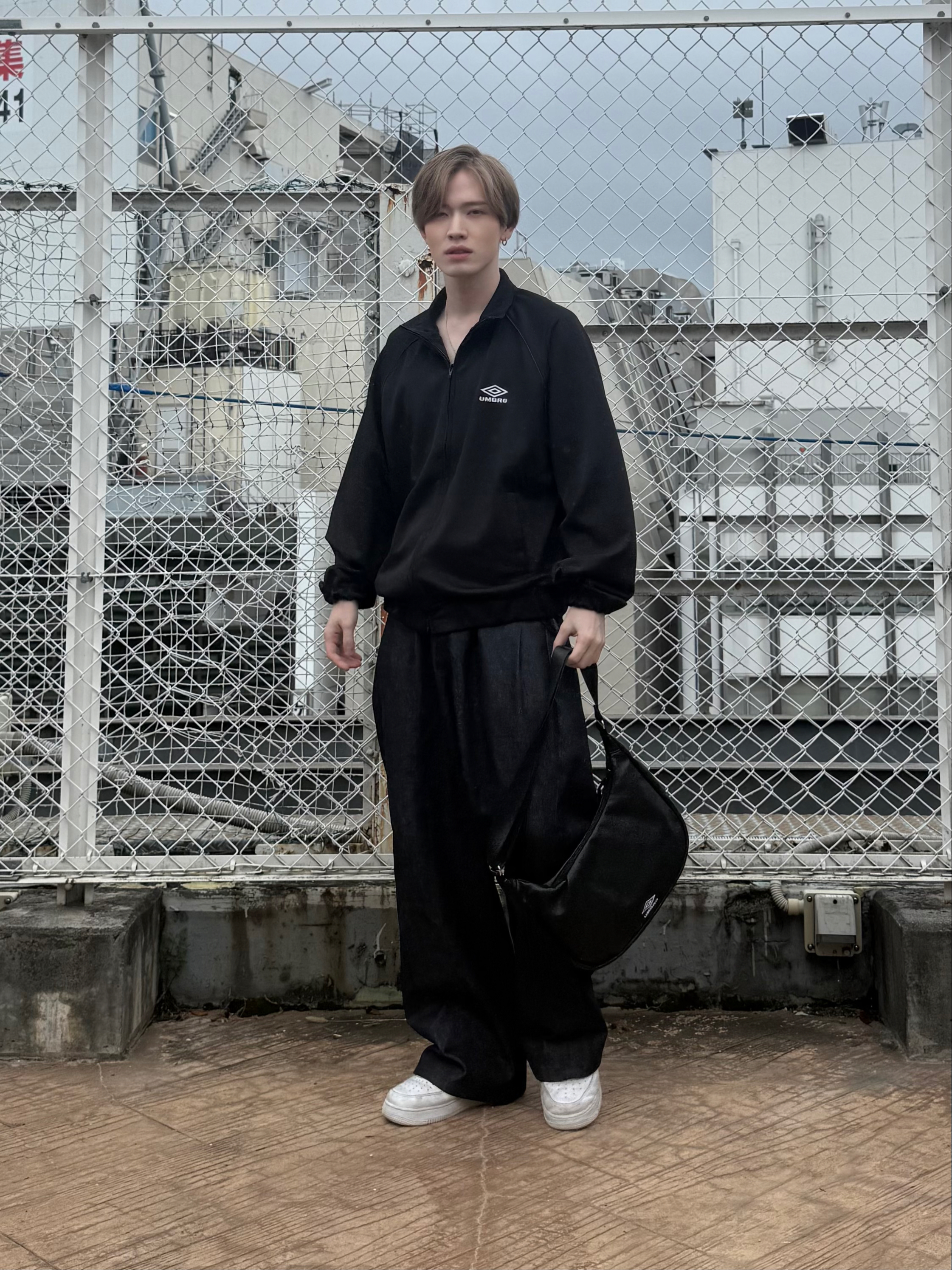 カネダさんの「tk.TAKEO KIKUCHI｜【色褪せしにくいデニム】Comfy Fadeless Denim Seriesバレルデニム」を使ったコーディネート