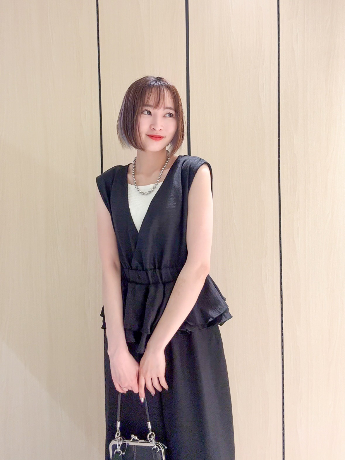 𝐜𝐡𝐢𝐤𝐚さんの「SHOO･LA･RUE｜【S-LL/洗濯機可】ラクにキレイに Vネックペプラムオールインワン」を使ったコーディネート