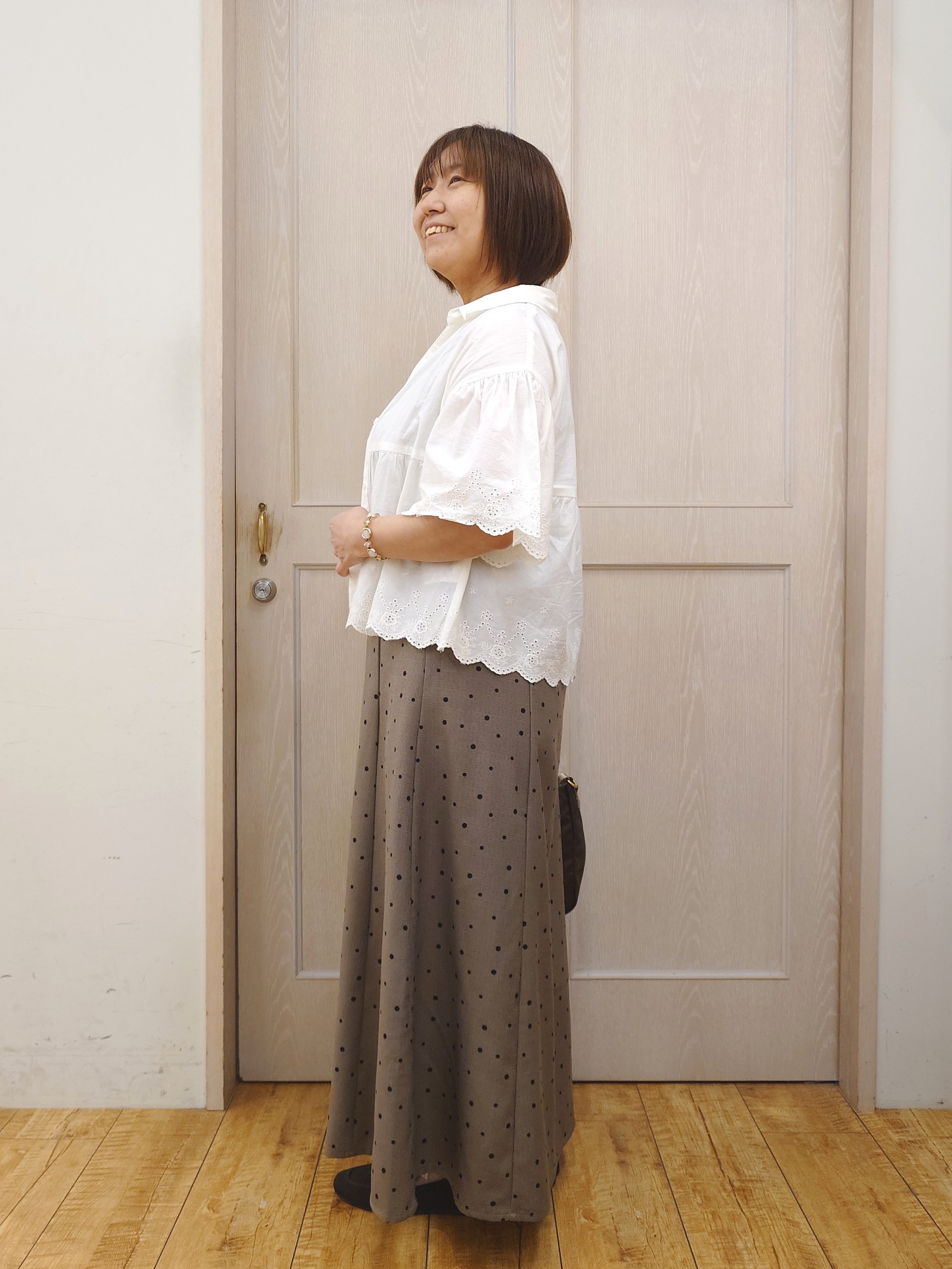 とろろさんの「SHOO･LA･RUE｜【洗濯機可/綿100％】刺繍レースがこなれ見え インせず着られるペプラムブラウス」を使ったコーディネート