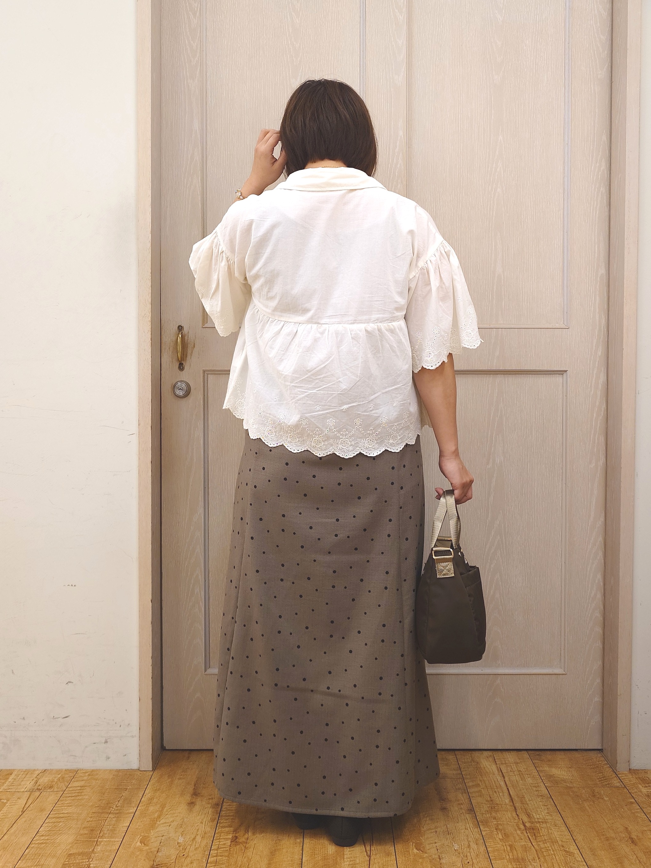 とろろさんの「SHOO･LA･RUE｜【洗濯機可/綿100％】刺繍レースがこなれ見え インせず着られるペプラムブラウス」を使ったコーディネート