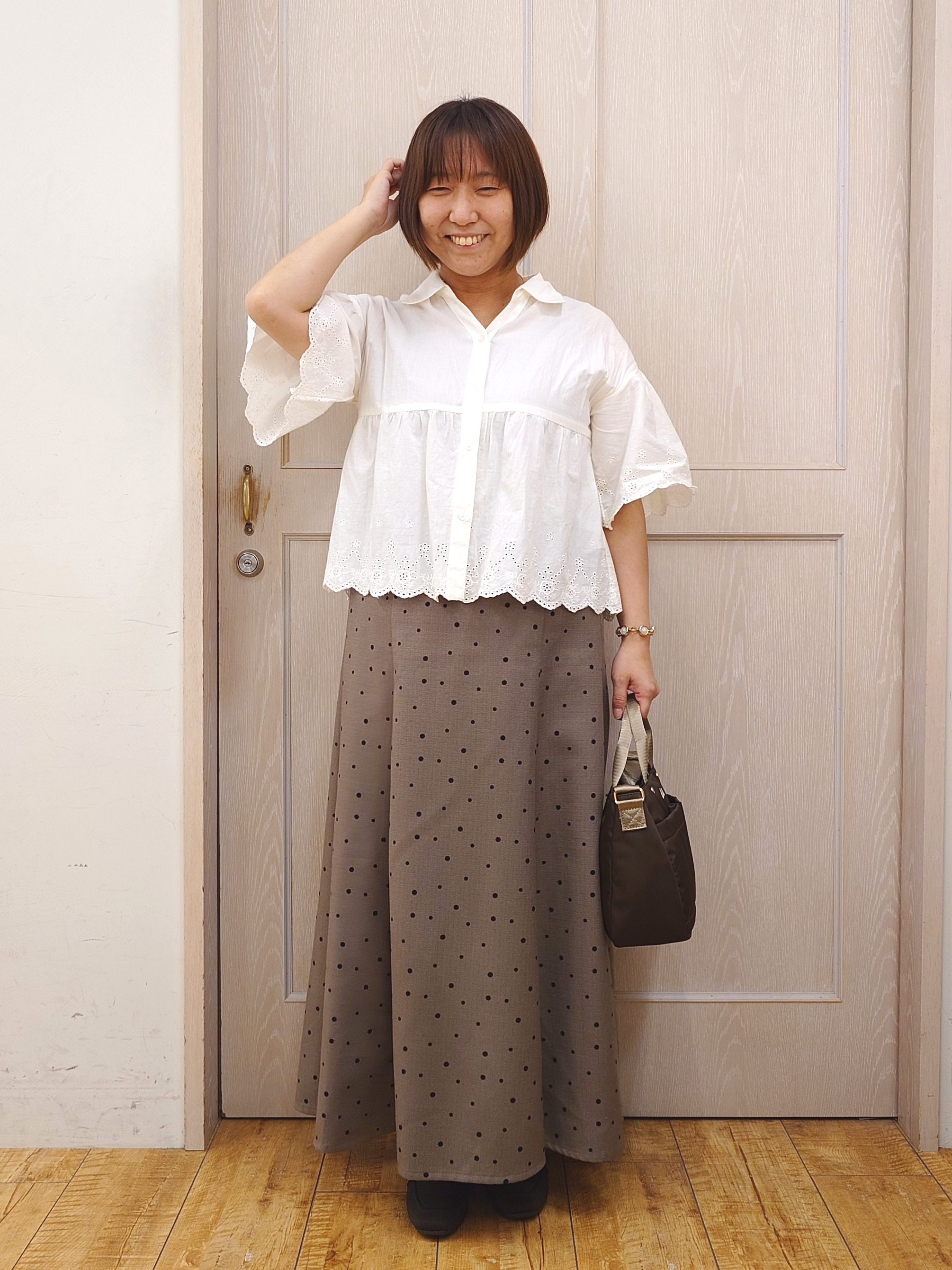 とろろさんの「SHOO･LA･RUE｜【洗濯機可/綿100％】刺繍レースがこなれ見え インせず着られるペプラムブラウス」を使ったコーディネート
