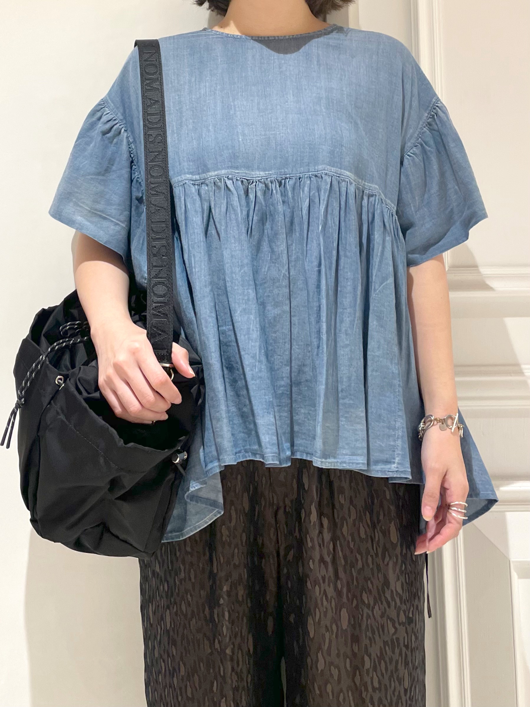makiさんの「DRESSTERIOR｜【涼しく着映え】シアーデニムAラインブラウス」を使ったコーディネート