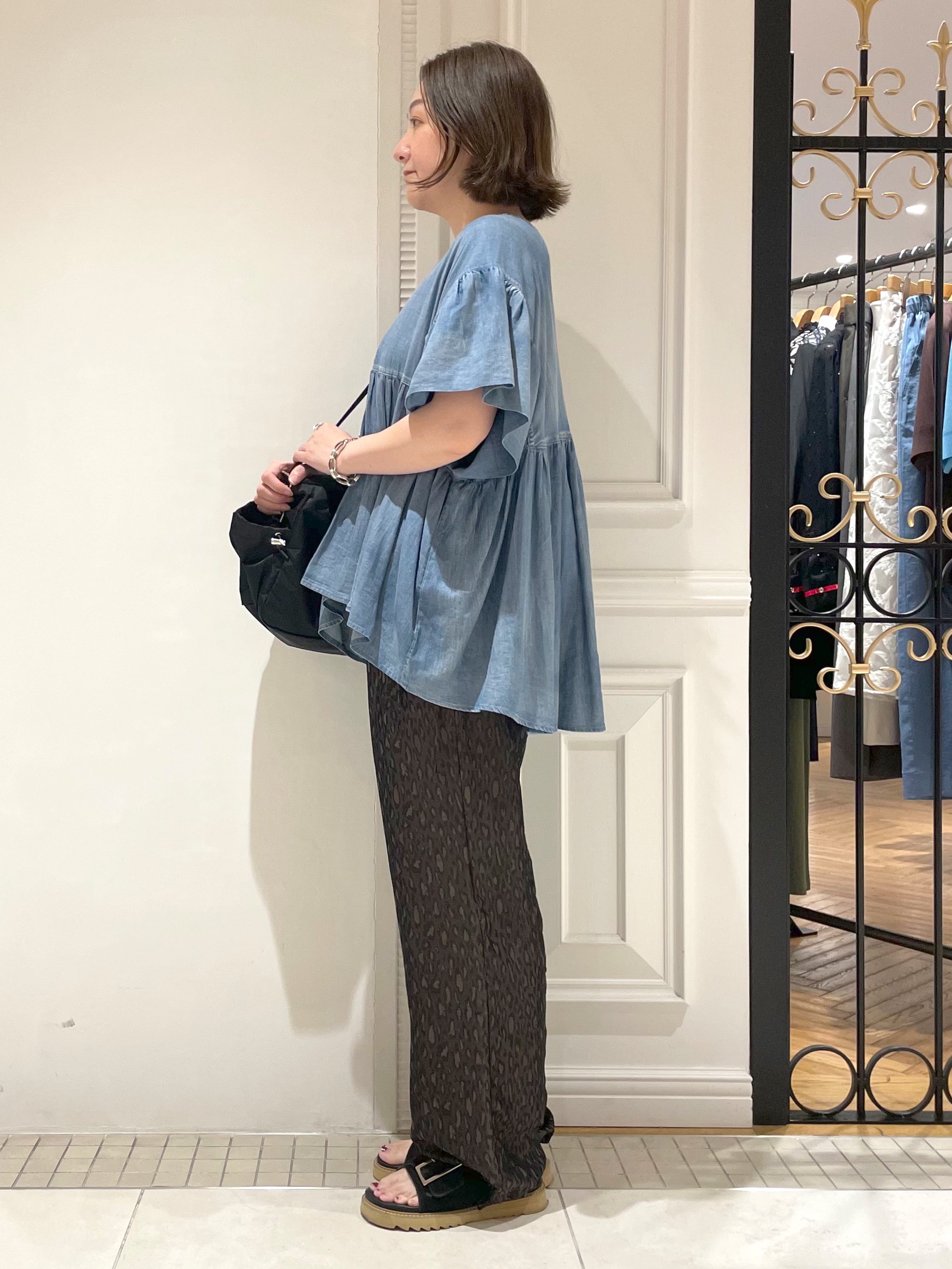 makiさんの「DRESSTERIOR｜【涼しく着映え】シアーデニムAラインブラウス」を使ったコーディネート