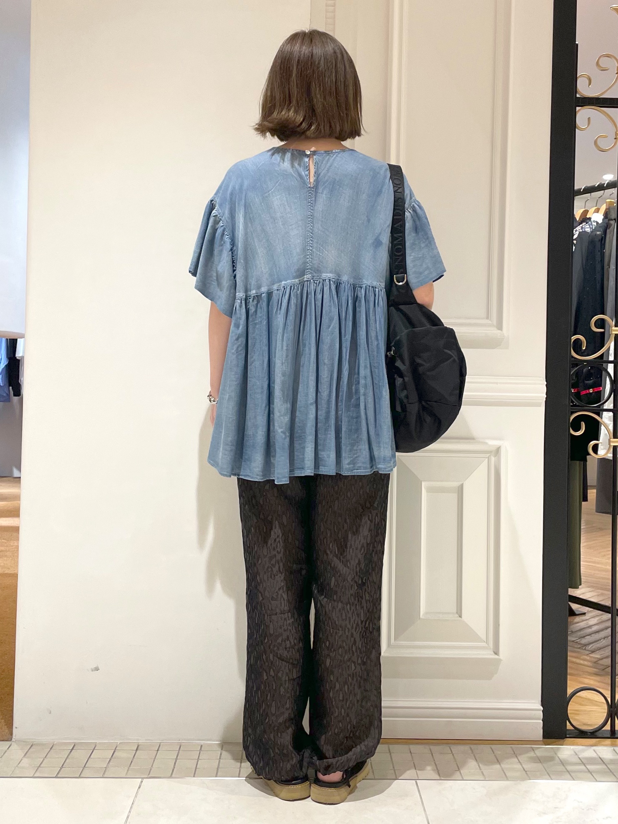 makiさんの「DRESSTERIOR｜【涼しく着映え】シアーデニムAラインブラウス」を使ったコーディネート