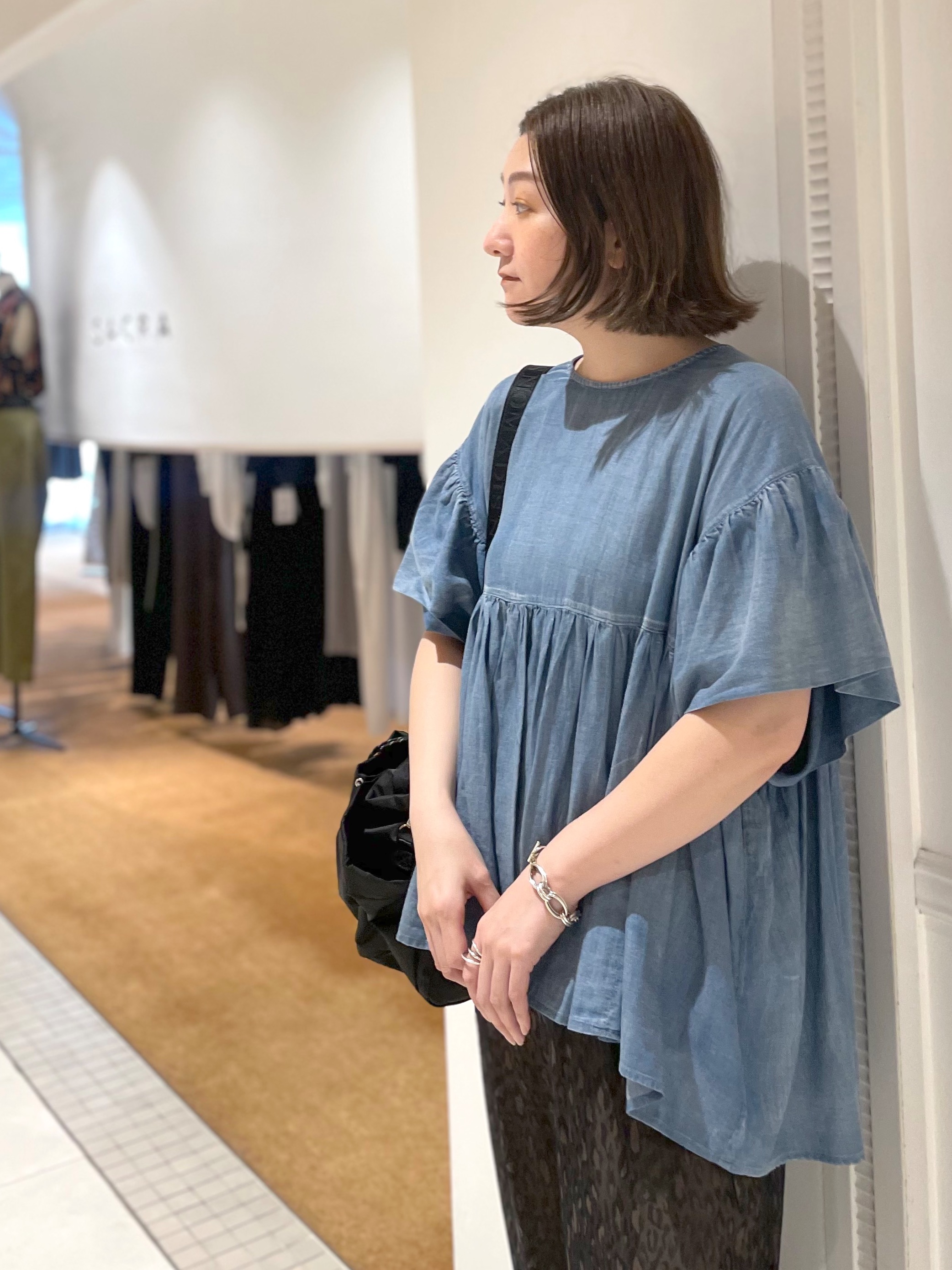 makiさんの「DRESSTERIOR｜【涼しく着映え】シアーデニムAラインブラウス」を使ったコーディネート