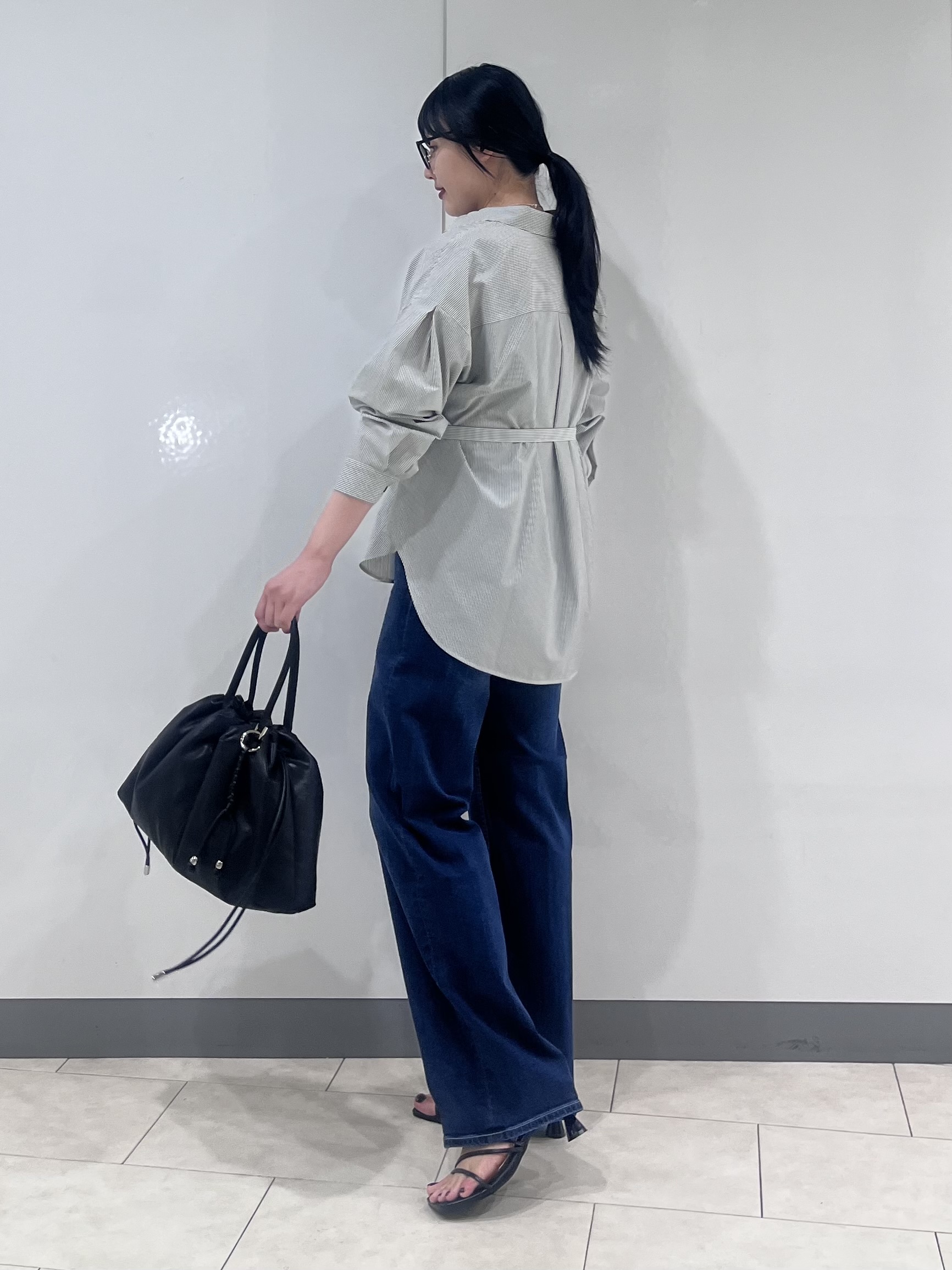 hasuさんの「INDIVI｜【褒められデニム】ワイドストレート デニムパンツ」を使ったコーディネート