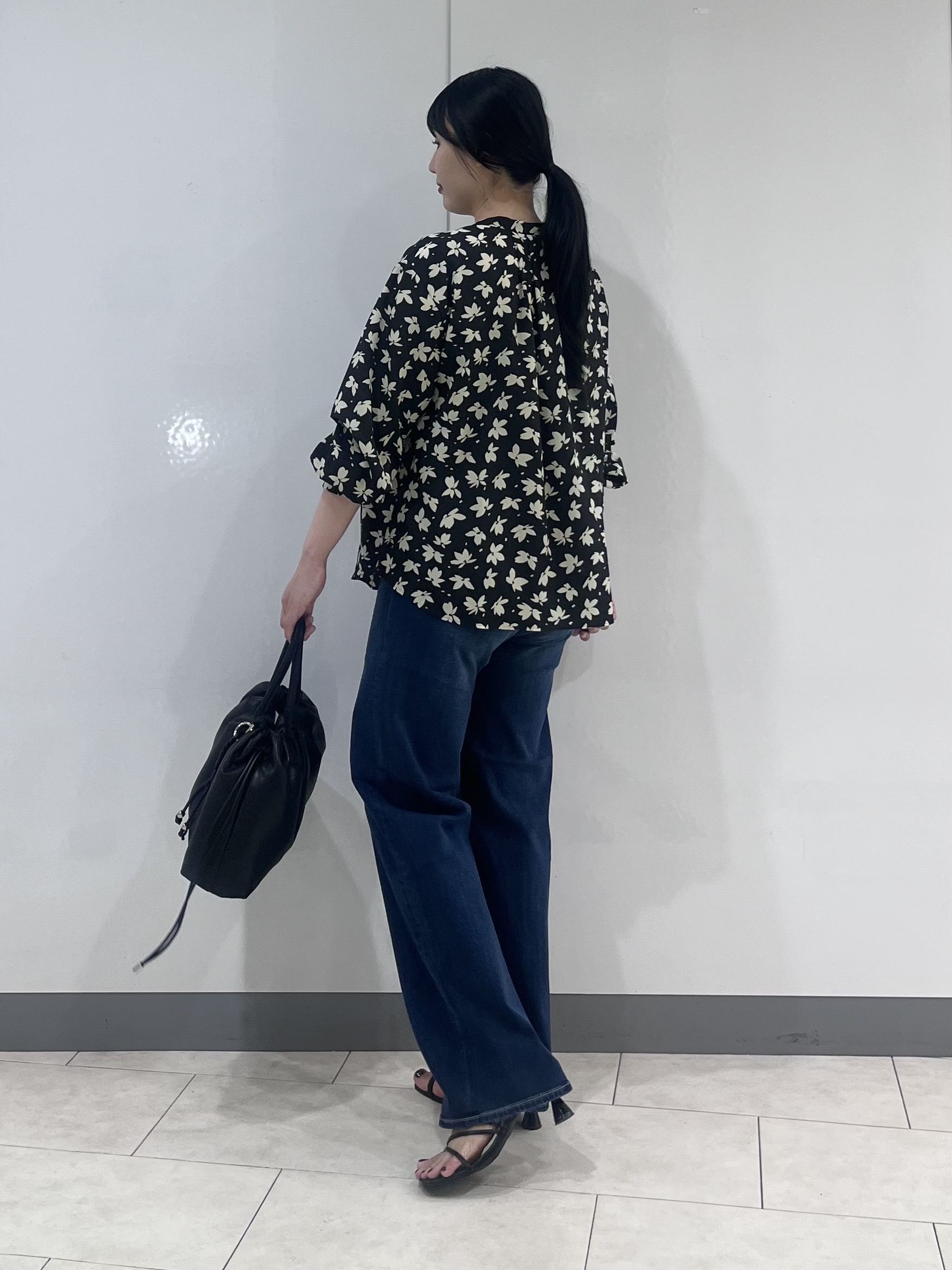 hasuさんの「INDIVI｜【着映え】モノトーンフラワー柄ブラウス」を使ったコーディネート