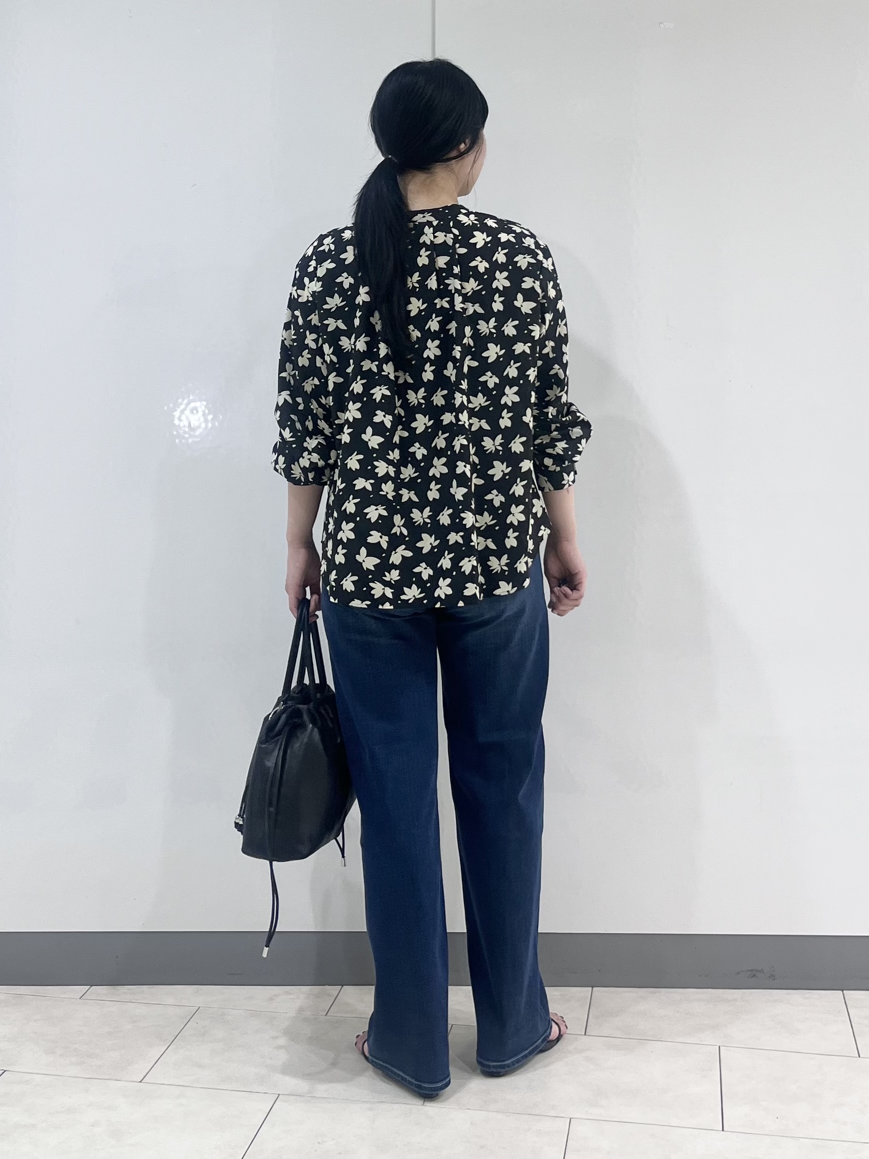 hasuさんの「INDIVI｜【着映え】モノトーンフラワー柄ブラウス」を使ったコーディネート