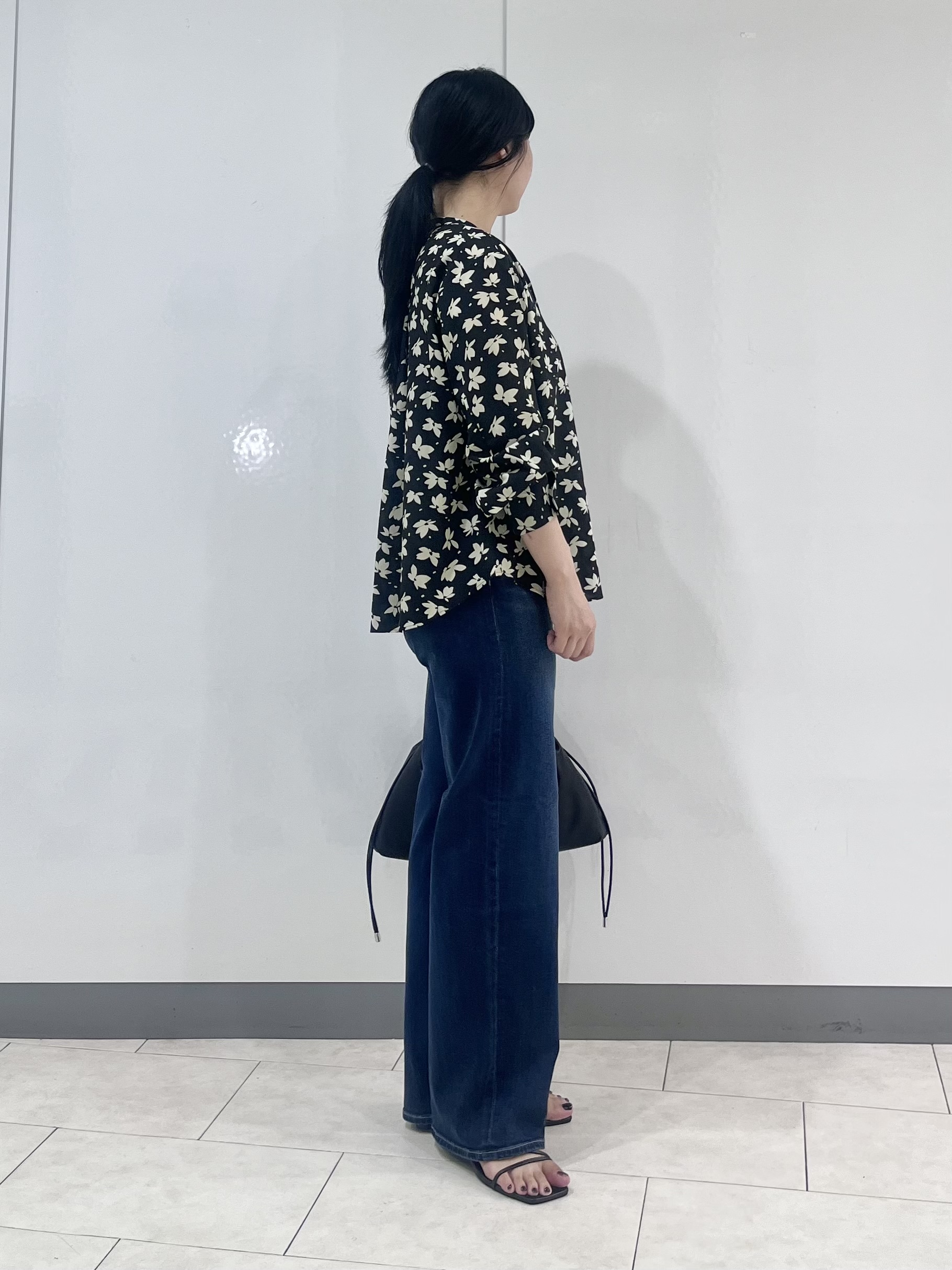 hasuさんの「INDIVI｜【着映え】モノトーンフラワー柄ブラウス」を使ったコーディネート