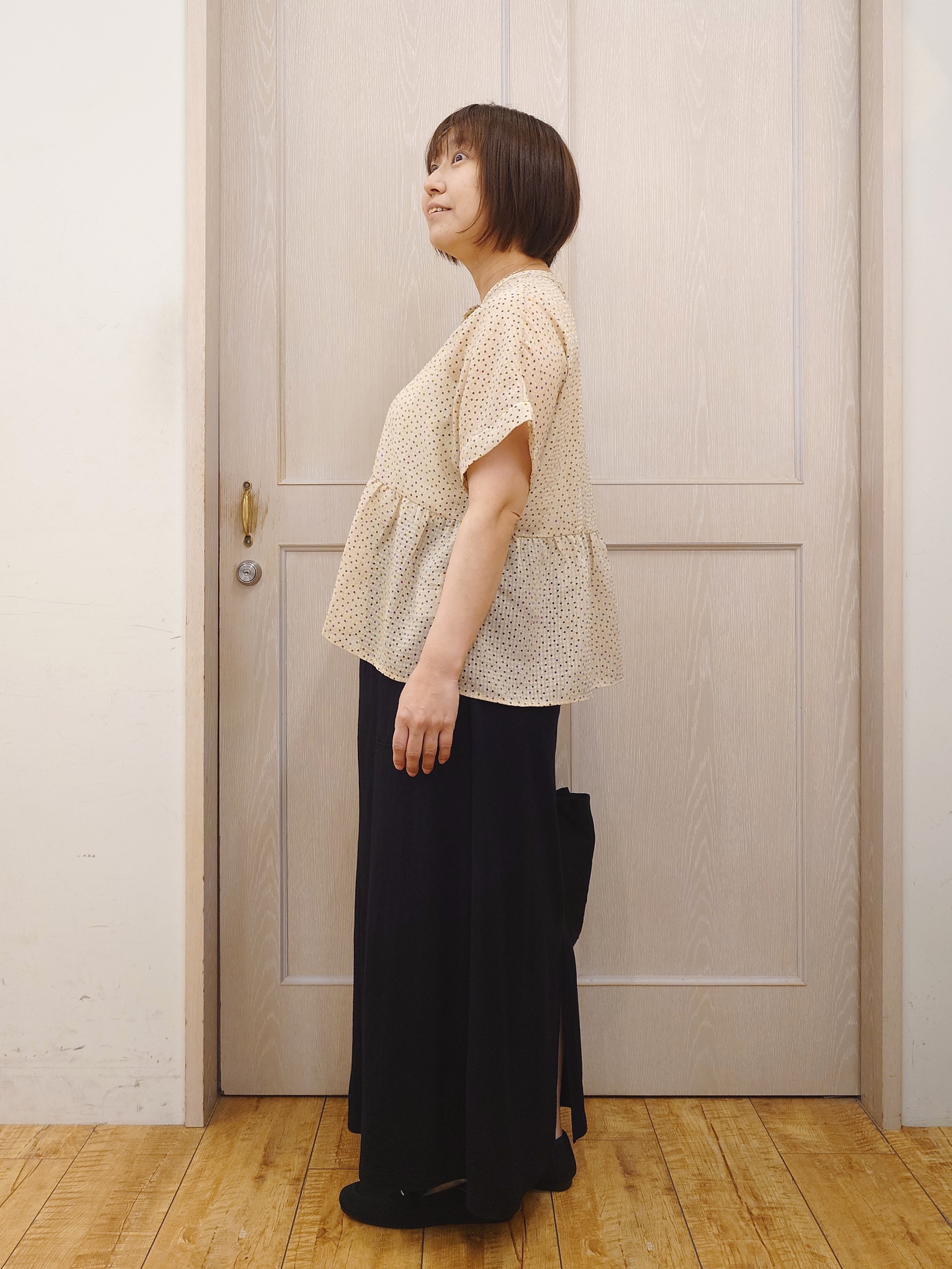 とろろさんの「SHOO･LA･RUE｜【体型カバー/洗濯機可】二の腕とお腹周りが隠せる シアーペプラムブラウス」を使ったコーディネート