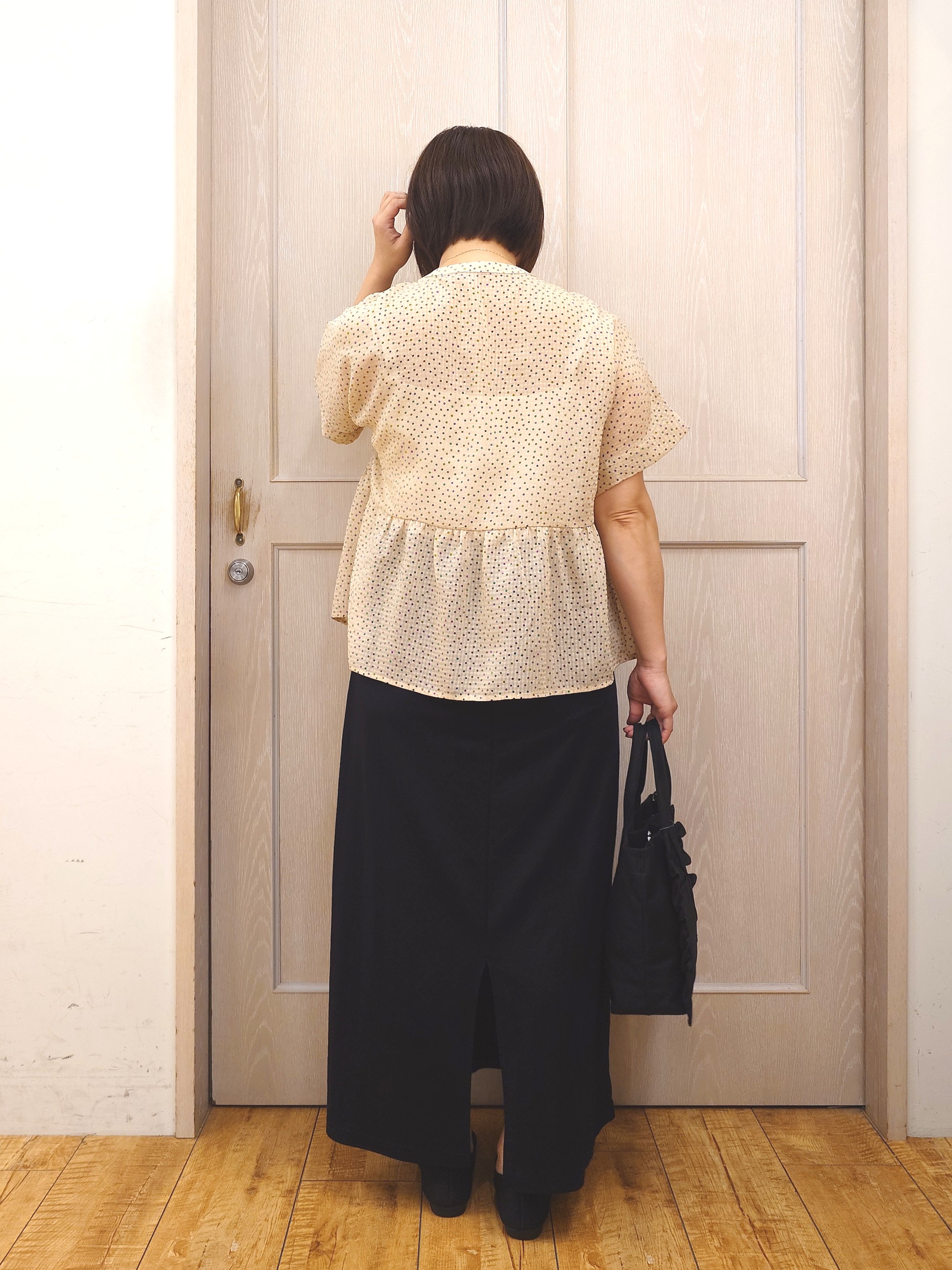 とろろさんの「SHOO･LA･RUE｜【体型カバー/洗濯機可】二の腕とお腹周りが隠せる シアーペプラムブラウス」を使ったコーディネート