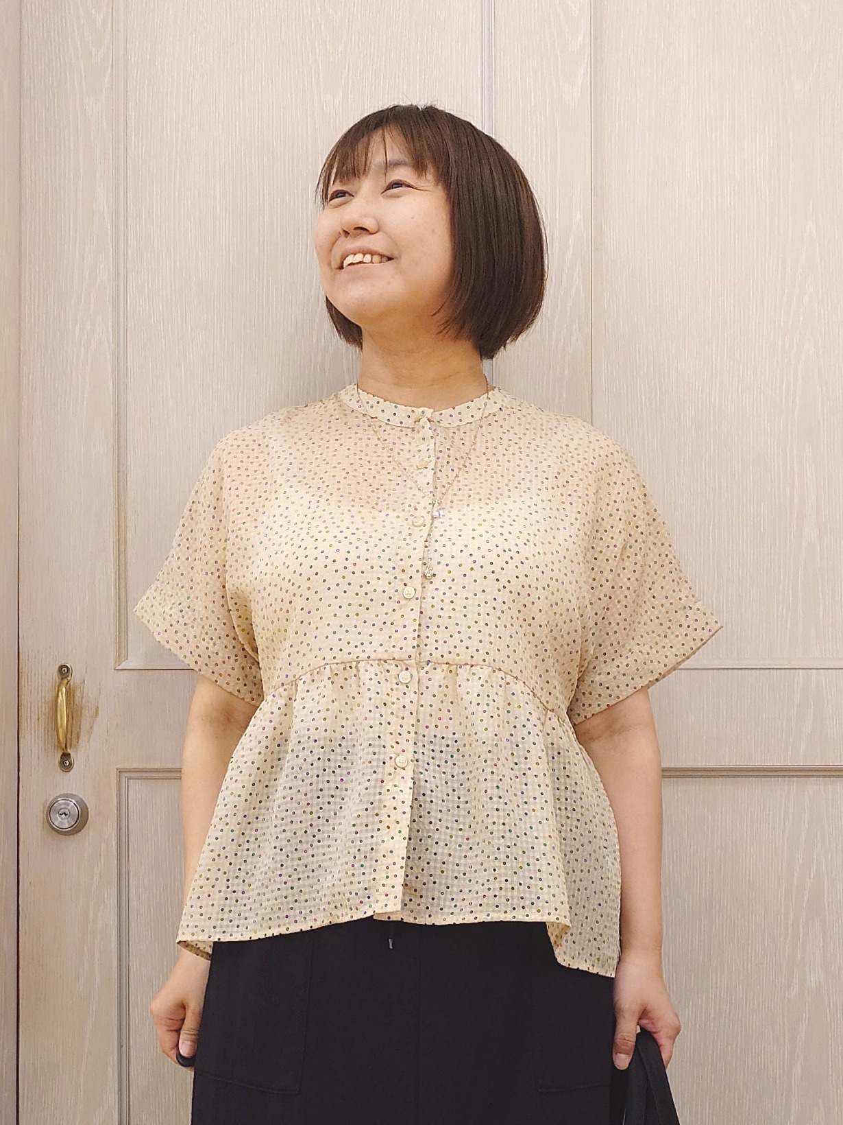とろろさんの「SHOO･LA･RUE｜【体型カバー/洗濯機可】二の腕とお腹周りが隠せる シアーペプラムブラウス」を使ったコーディネート